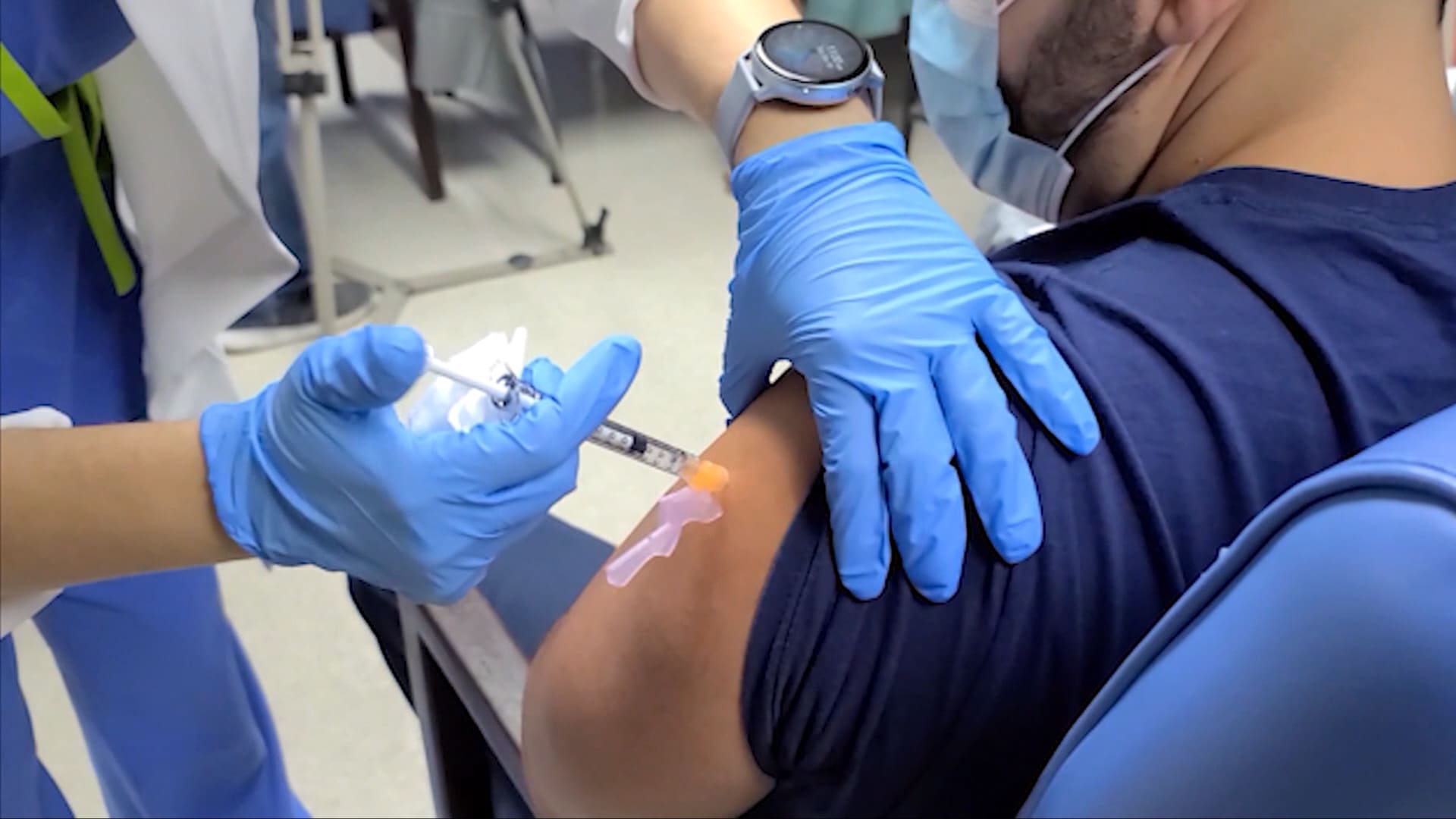 لماذا ستضع إدارة الغذاء والدواء الأمريكية ملصقًا تحذيريًا على لقاح كورونا؟