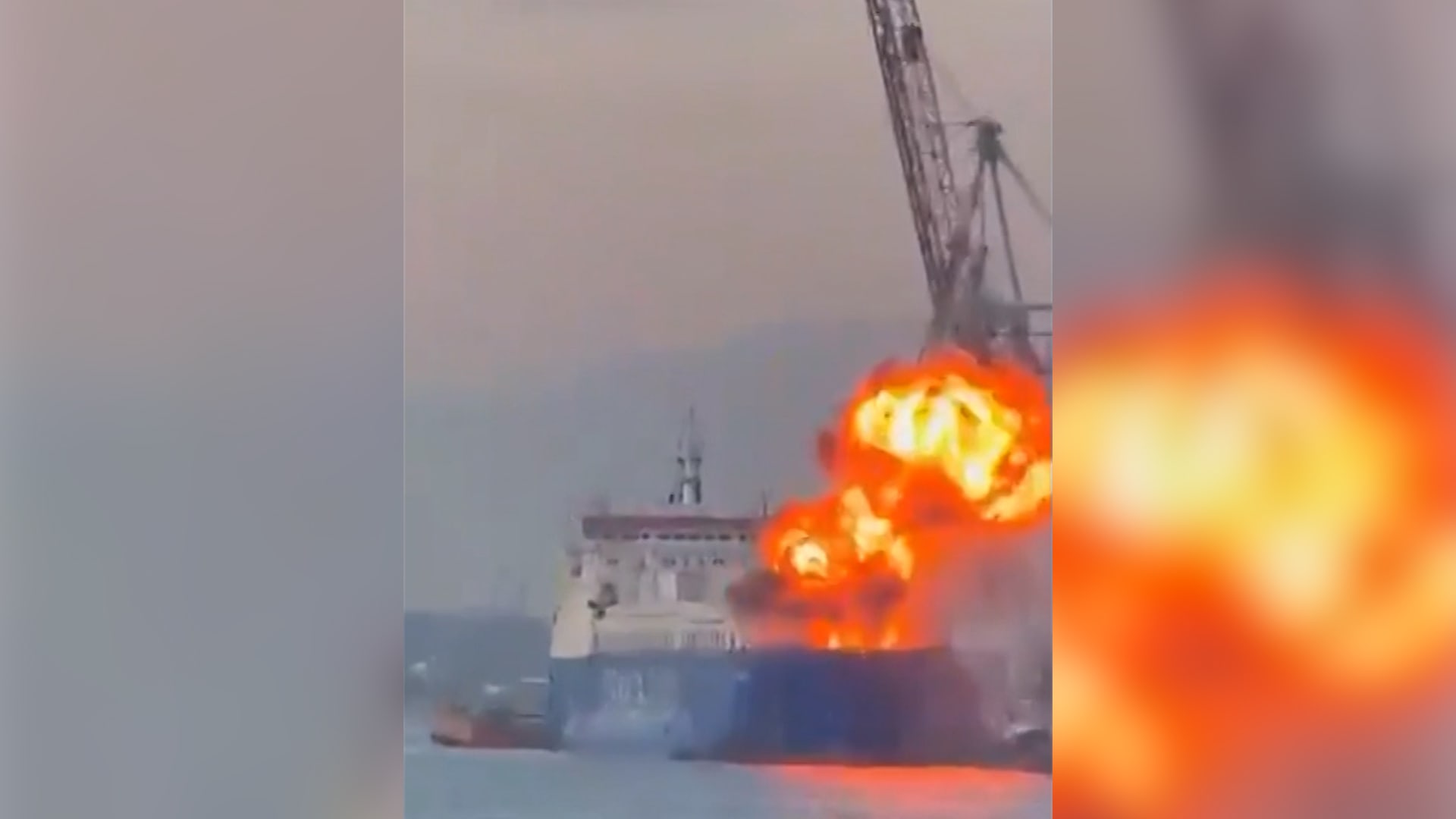 تضرر 3 سفن تركية بهجوم روسي على ميناء أوكراني.. وكاميرا توثق لحظة استهداف إحداها