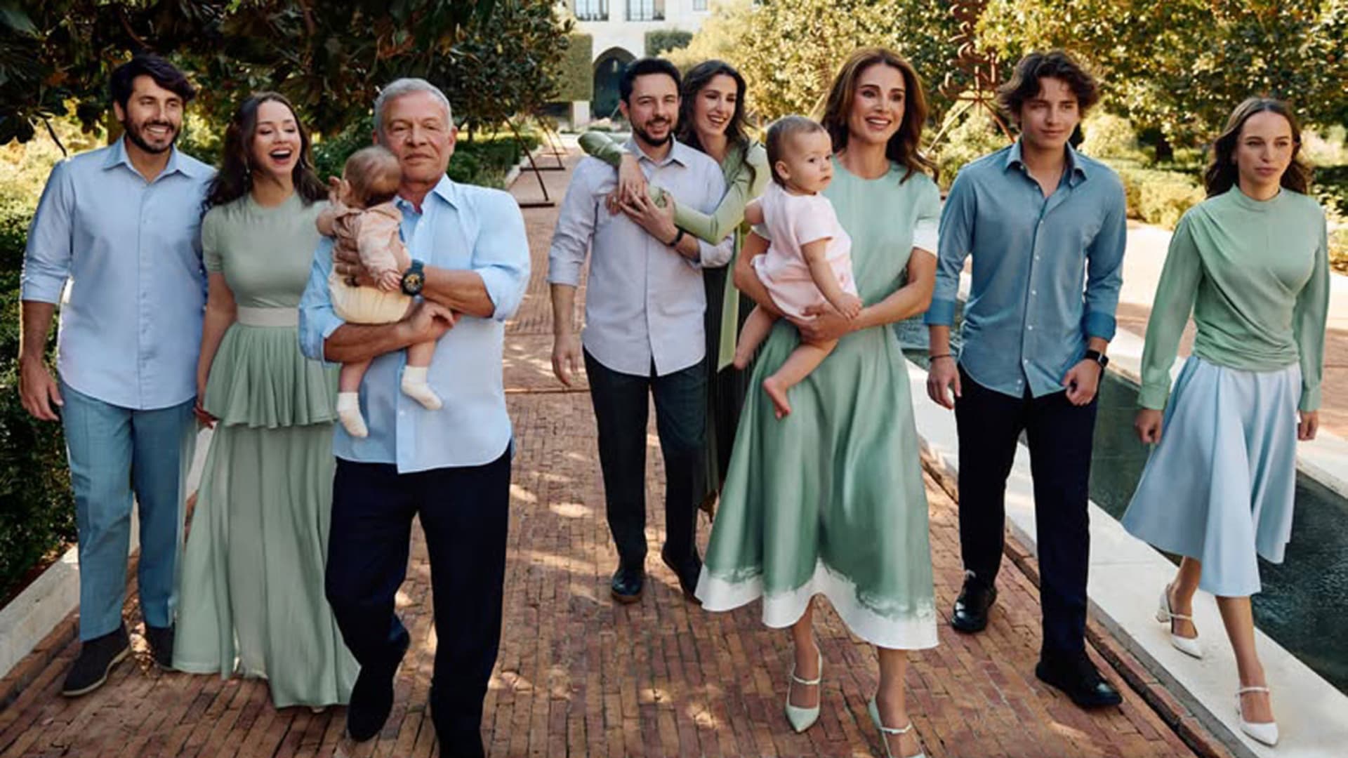 الأردن.. الأميرة رجوة الحسين تحضن ولي العهد بصورة الملك والعائلة تنشرها الملكة رانيا العبدالله