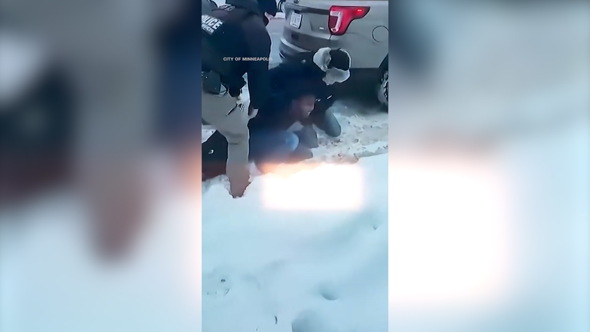 فيديو لعميل فيدرالي ملثم يخنق مواطنا أمريكيا من أصول صومالية وسط الثلج