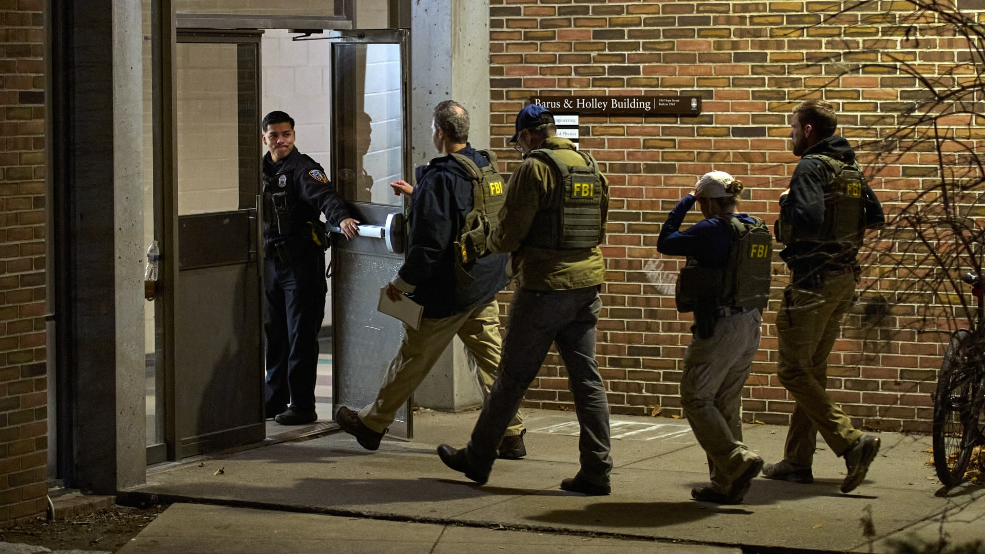 ماذا نعلم للآن عن البحث وتقفي أثر المسلح بإطلاق النار بجامعة براون؟