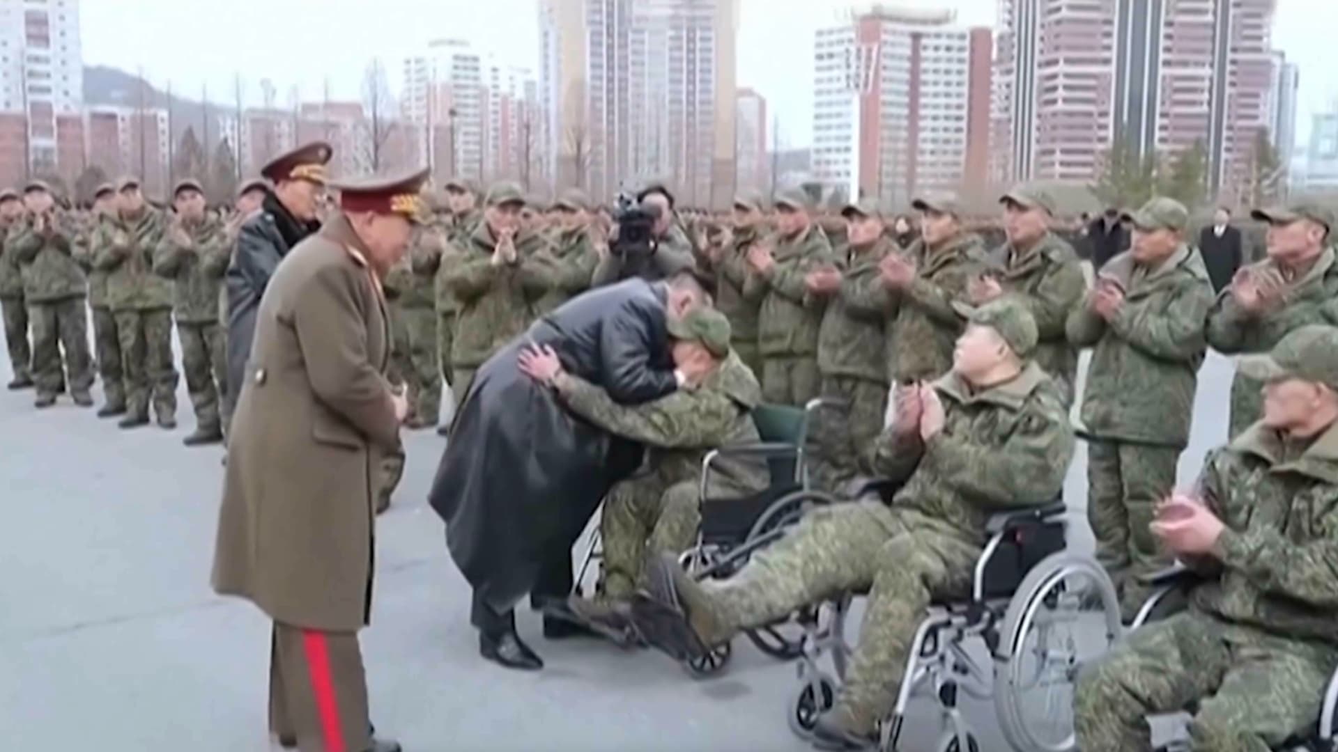 أحدهم حاول النهوض أمام كيم جونغ أون.. شاهد الزعيم الكوري يعانق جنودًا على كراسيهم