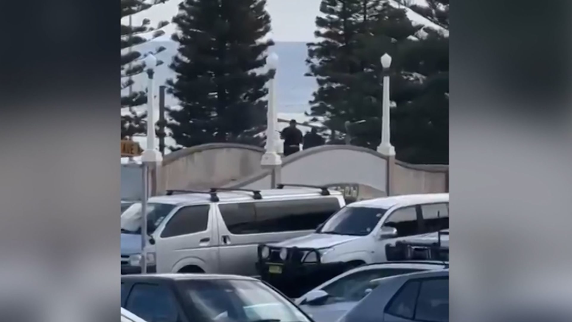 ذعر وفوضى.. مسلحان بملابس سوداء يطلقان النار باتجاه رواد شاطئ في أستراليا