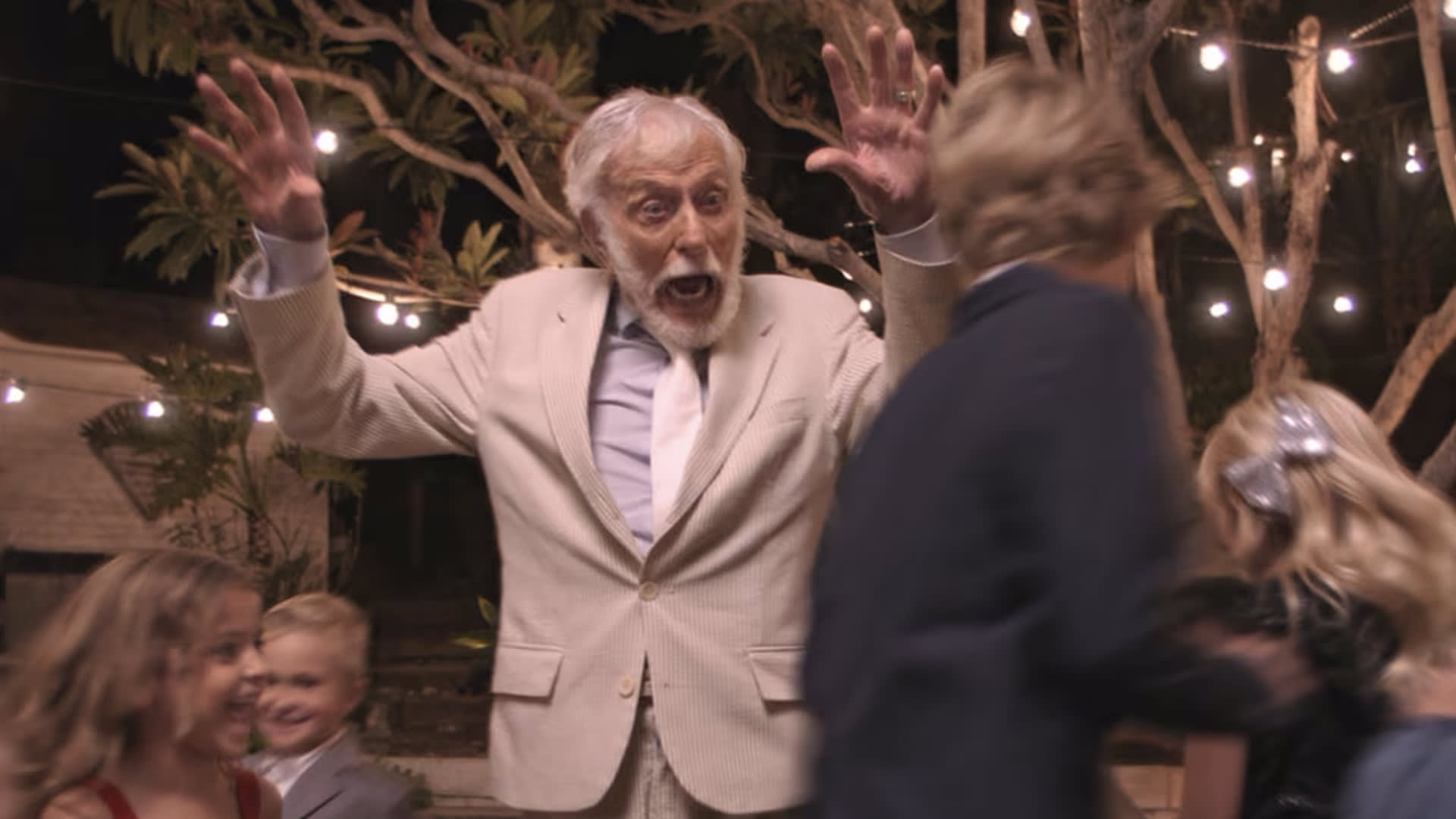 لم يتراجع شغفه بالكوميديا والأداء.. الممثل ديك فان دايك أتمّ الـ 100 عام