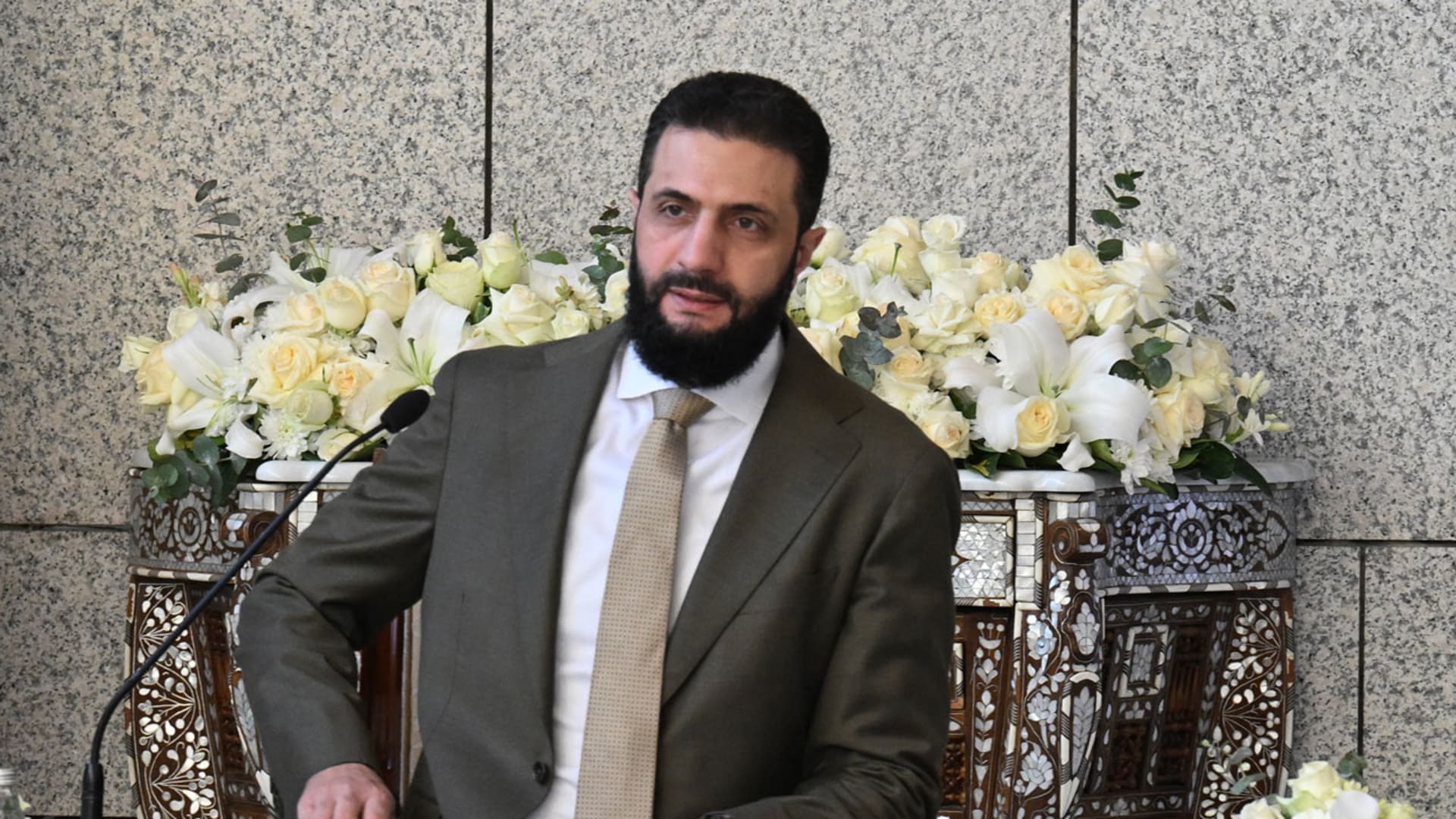 سوريا.. ترامب يعلق على مدى ثقته بأحمد الشرع بعد كمين داعش ومقتل جنود أمريكيين