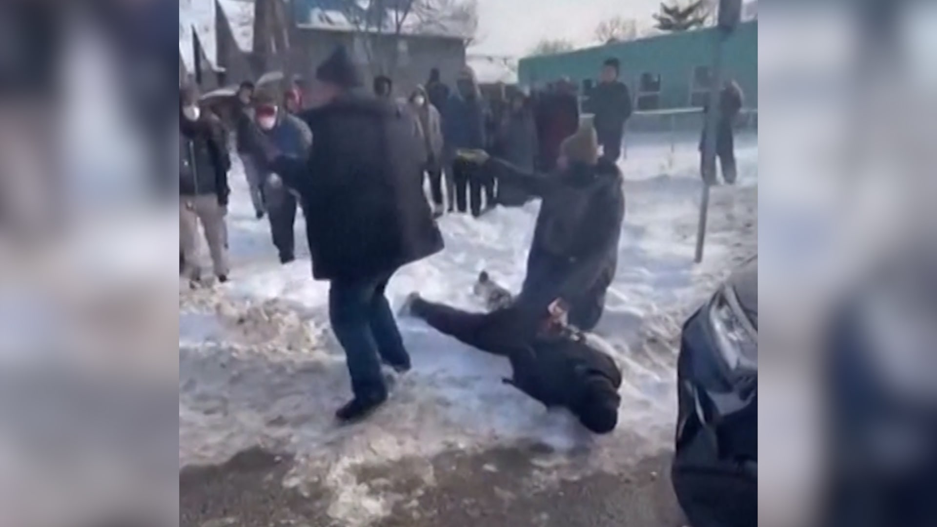 شاهد.. عنصرا هجرة أمريكية يجران امرأة أرضا.. ويجثو أحدهما على ظهرها