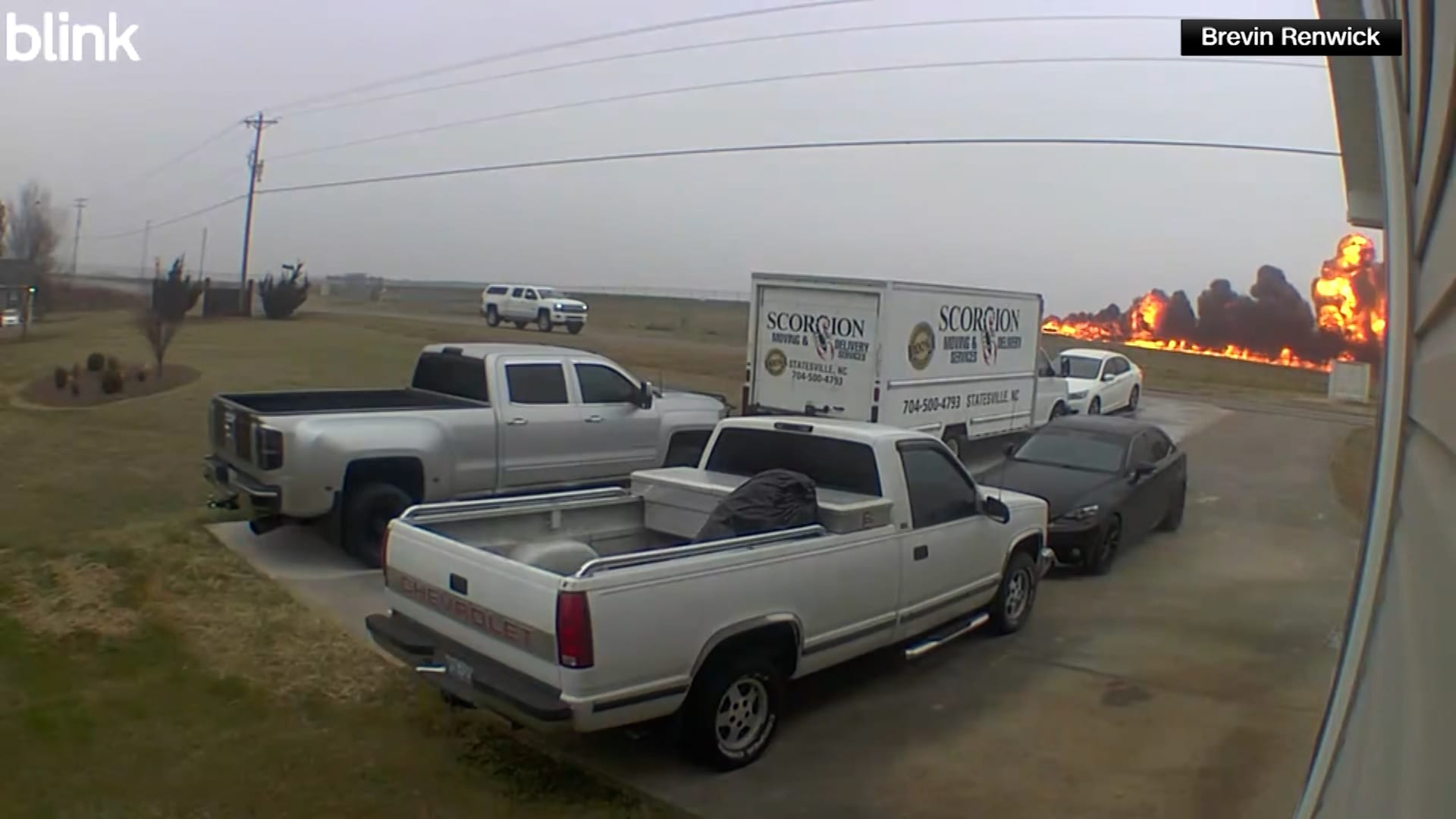 كاميرا مراقبة ترصد لحظة تحطم طائرة في أمريكا.. شاهد ما حدث