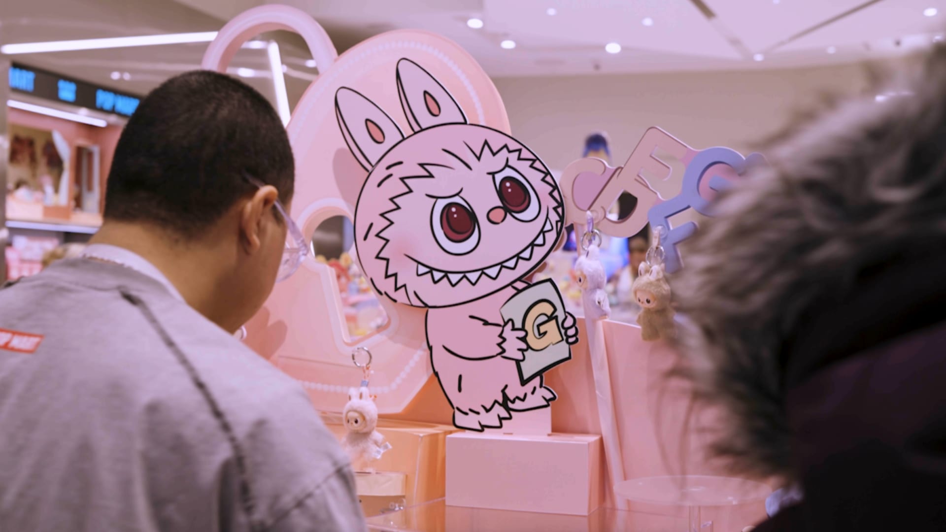 صندوق مفاجأة دمية "لابوبو" يبرز أيضا ضمن صيحات هدايا عيد الميلاد 2025