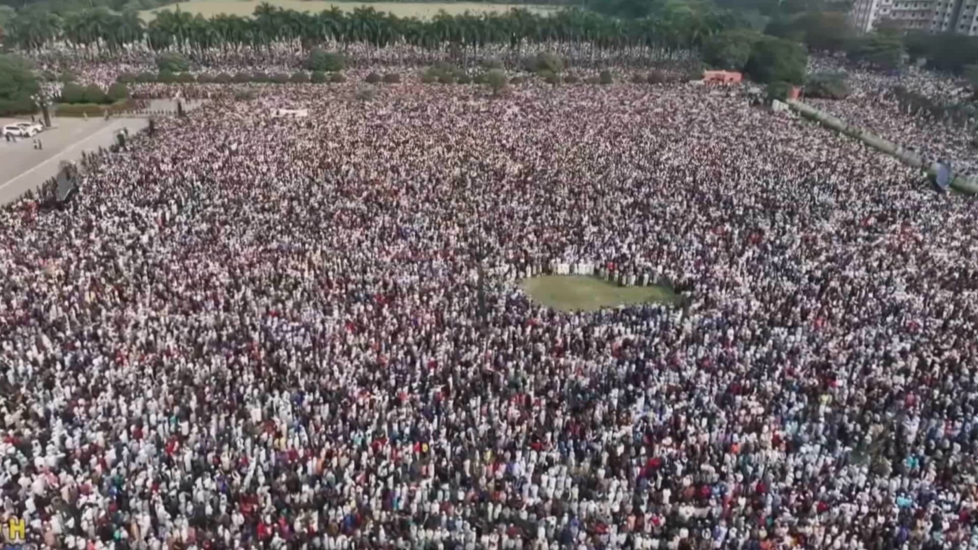 بجنازة مهيبة حضرها عشرات الآلاف.. شاهد وداع شريف عثمان هادي في بنغلاديش