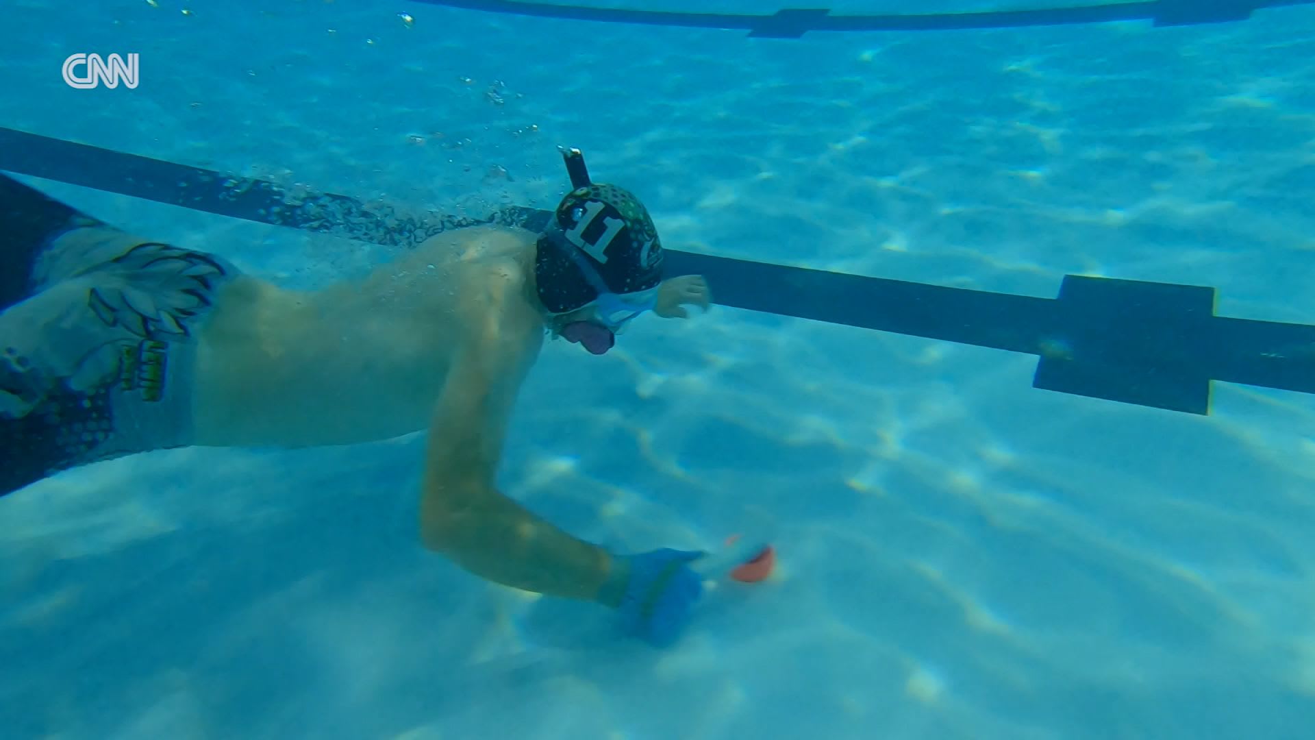 لعبة هوكي الجليد ولكن تحت الماء.. شاهد كيف