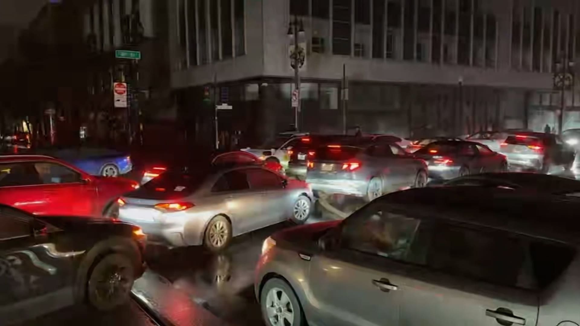 انقطاع واسع النطاق سبق ليلة عيد الميلاد.. شاهد عودة التيار الكهربائي لمدينة سان فرانسيسكو