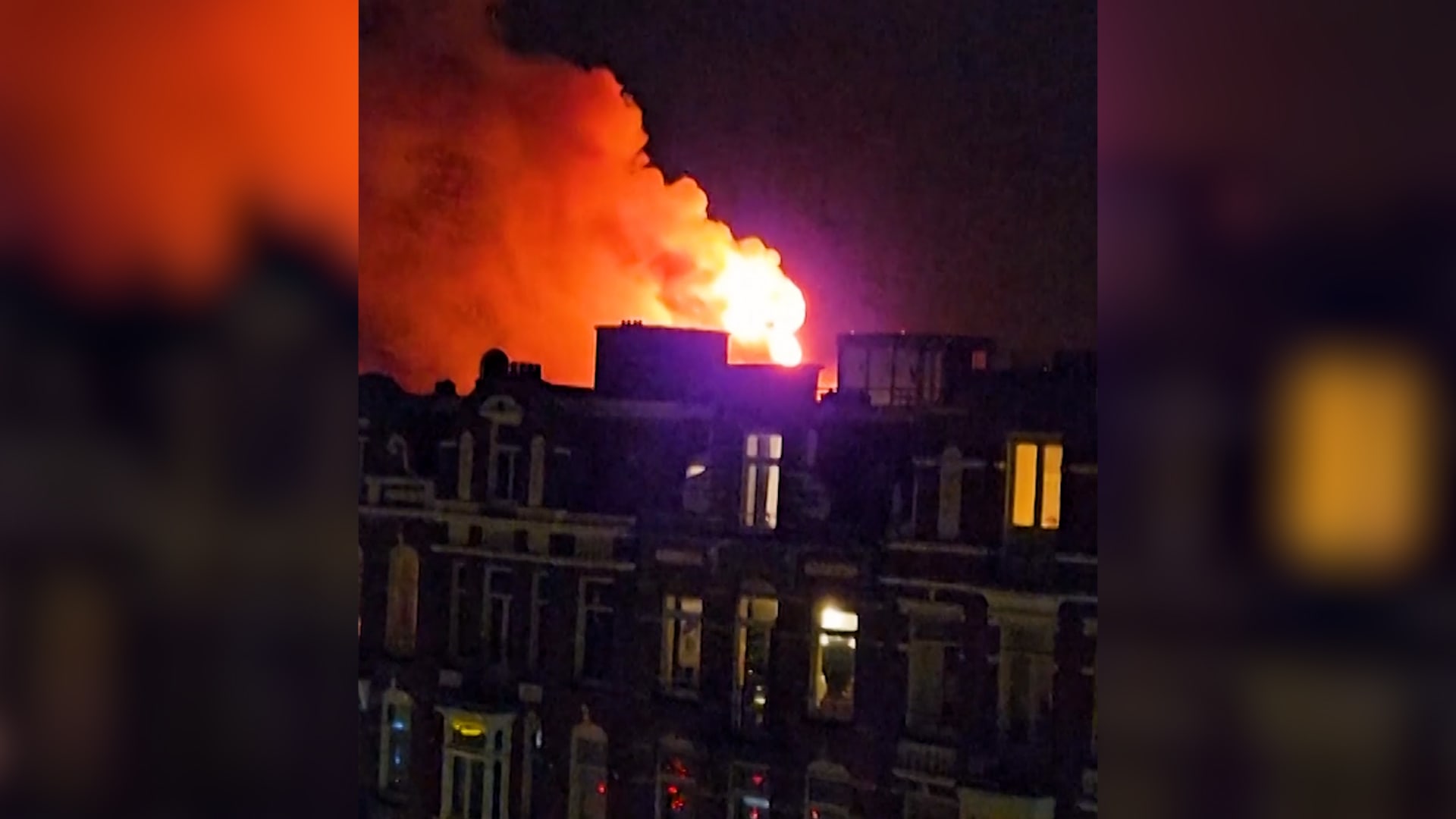 حريق في كنيسة تاريخية بأمستردام يلتهم برجها خلال احتفالات رأس السنة