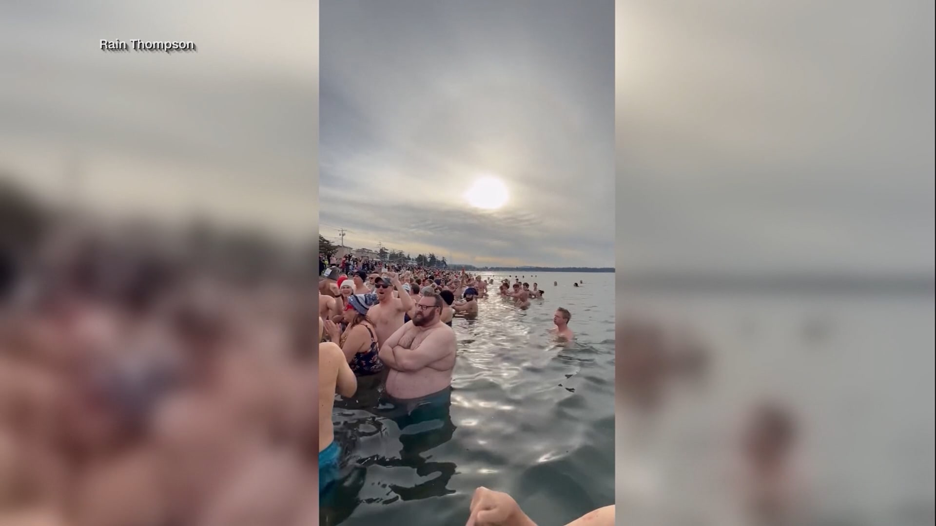 احتفالاً برأس السنة.. أكبر قفزة قطبية جماعية في شمال غرب المحيط الهادئ