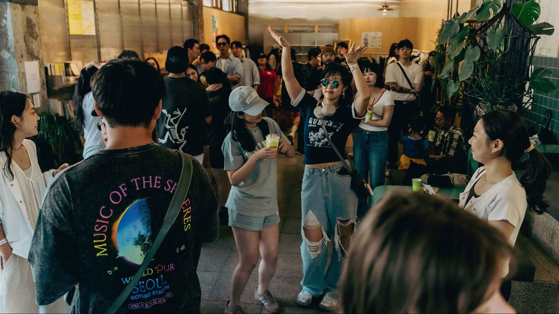 صيحة غير متوقعة.. أشخاص يستبدلون النوادي الليلية بحفلات صباحية خالية من الكحول