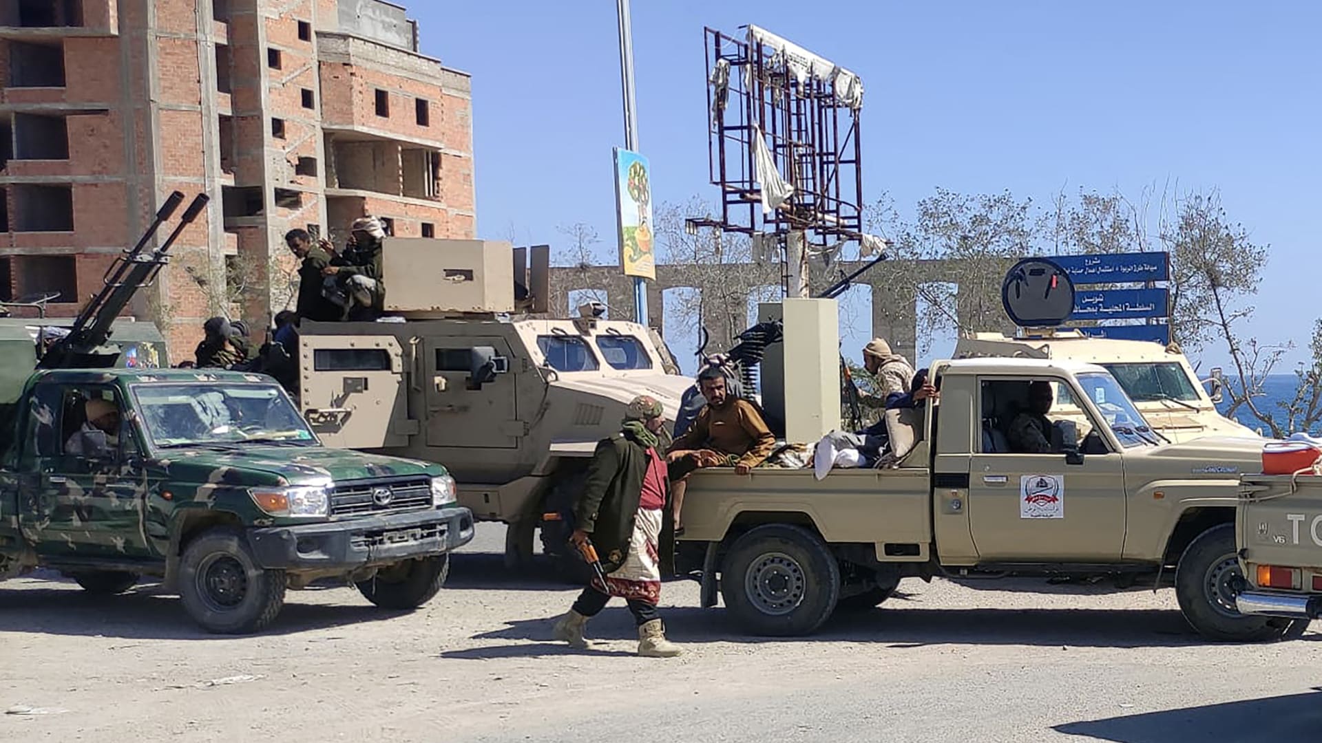 العليمي: "درع الوطن" استلمت كل المعسكرات بحضرموت والمهرة