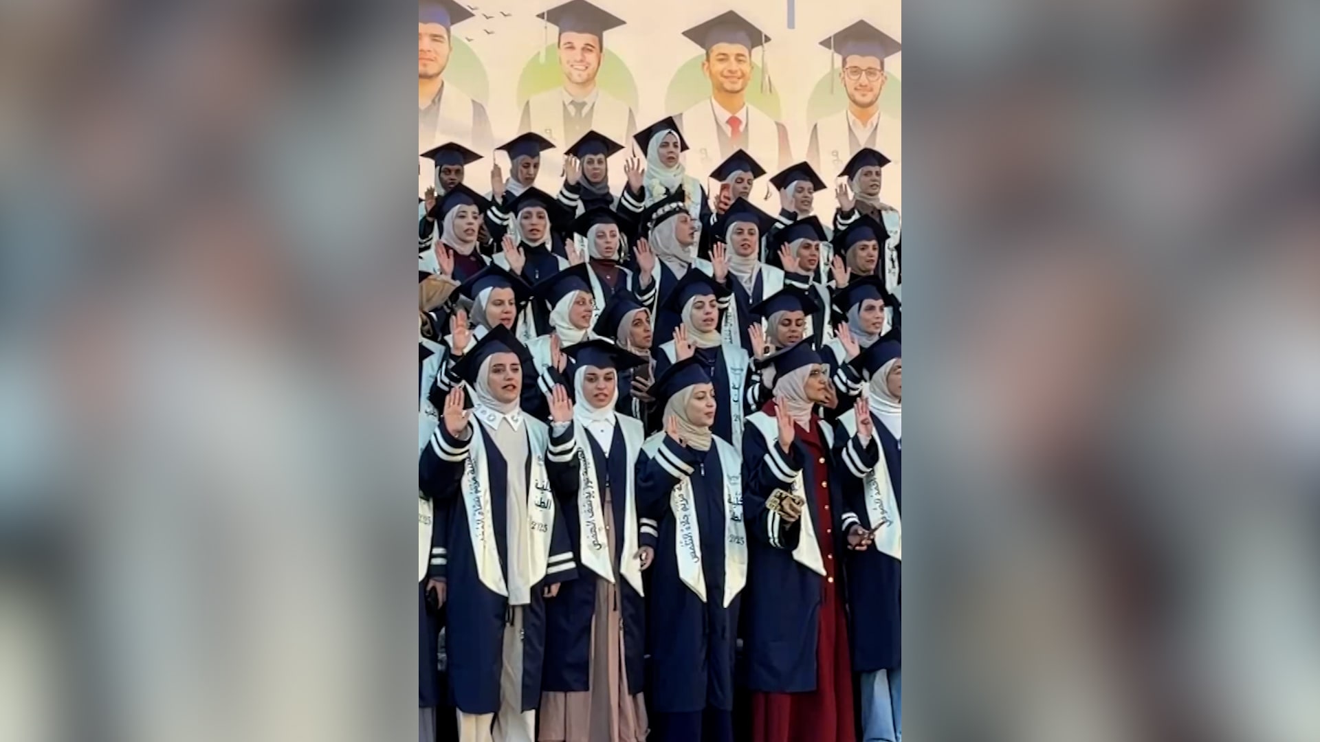 شاهد.. طلاب طب في غزة يحتفلون بتخرجهم رغم مرور عامين من الحرب