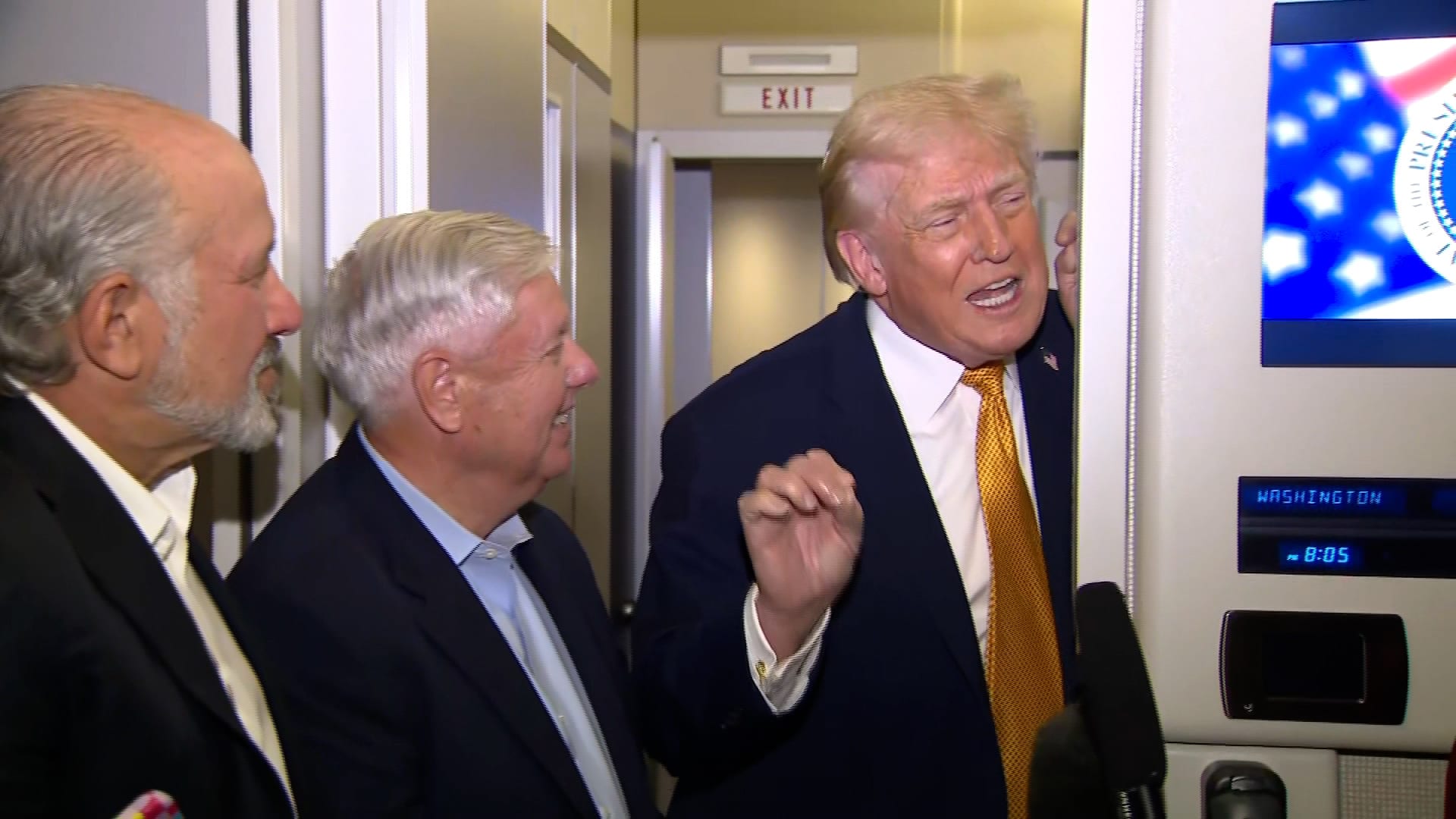 شاهد كيف تحدث ترامب عن غرينلاند لصحفيين على متن طائرة الرئاسة