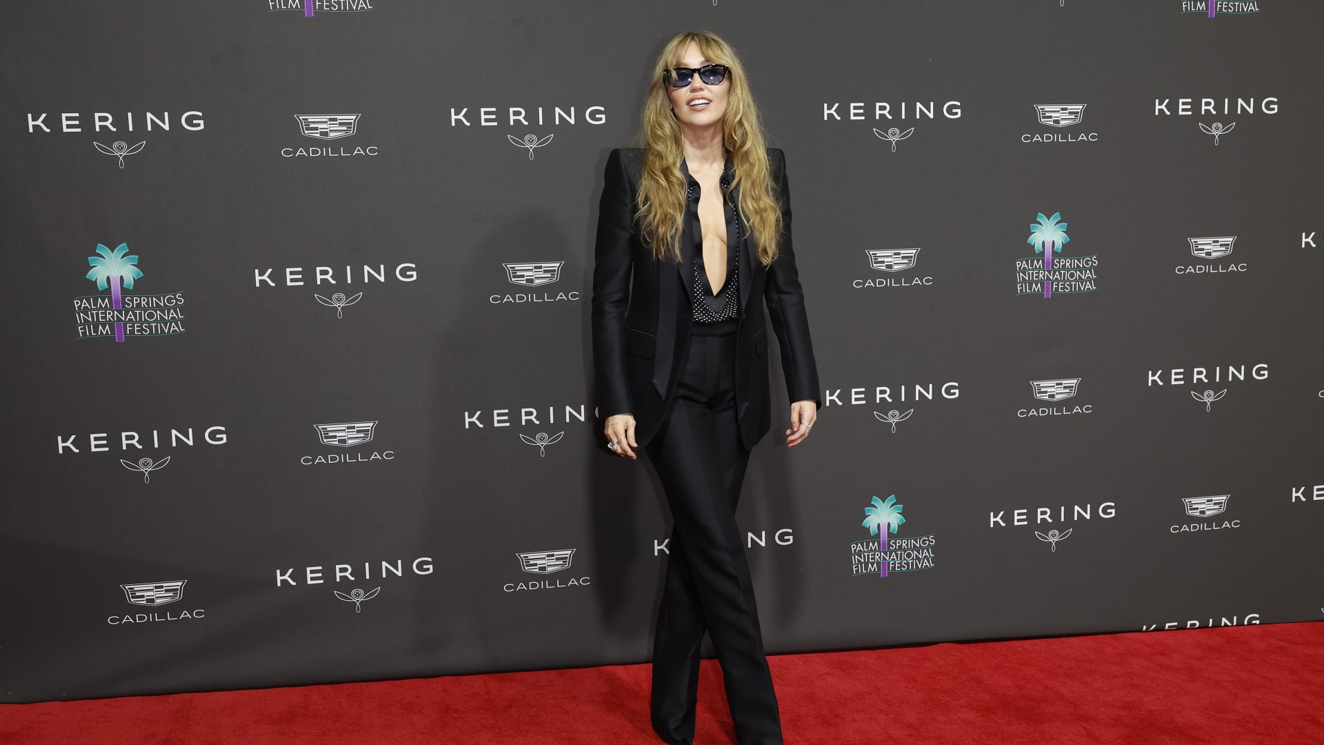 بعد 20 عامًا.. مايلي سايرس تعود بغرّة شعر "هانا مونتانا" على السجادة الحمراء