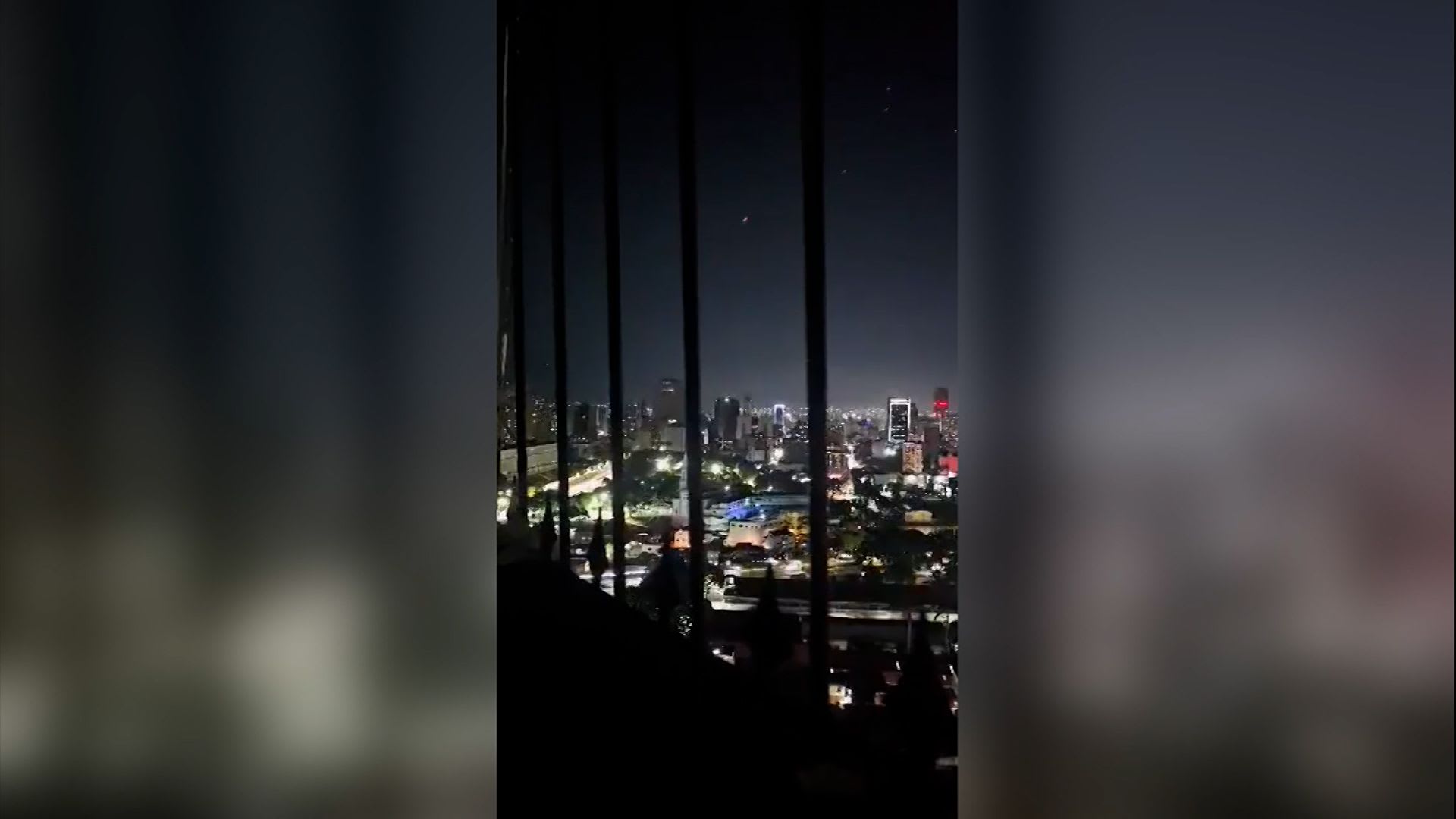 لحظة إطلاق رصاص ونيران مضادة للطائرات في سماء عاصمة فنزويلا كاراكاس