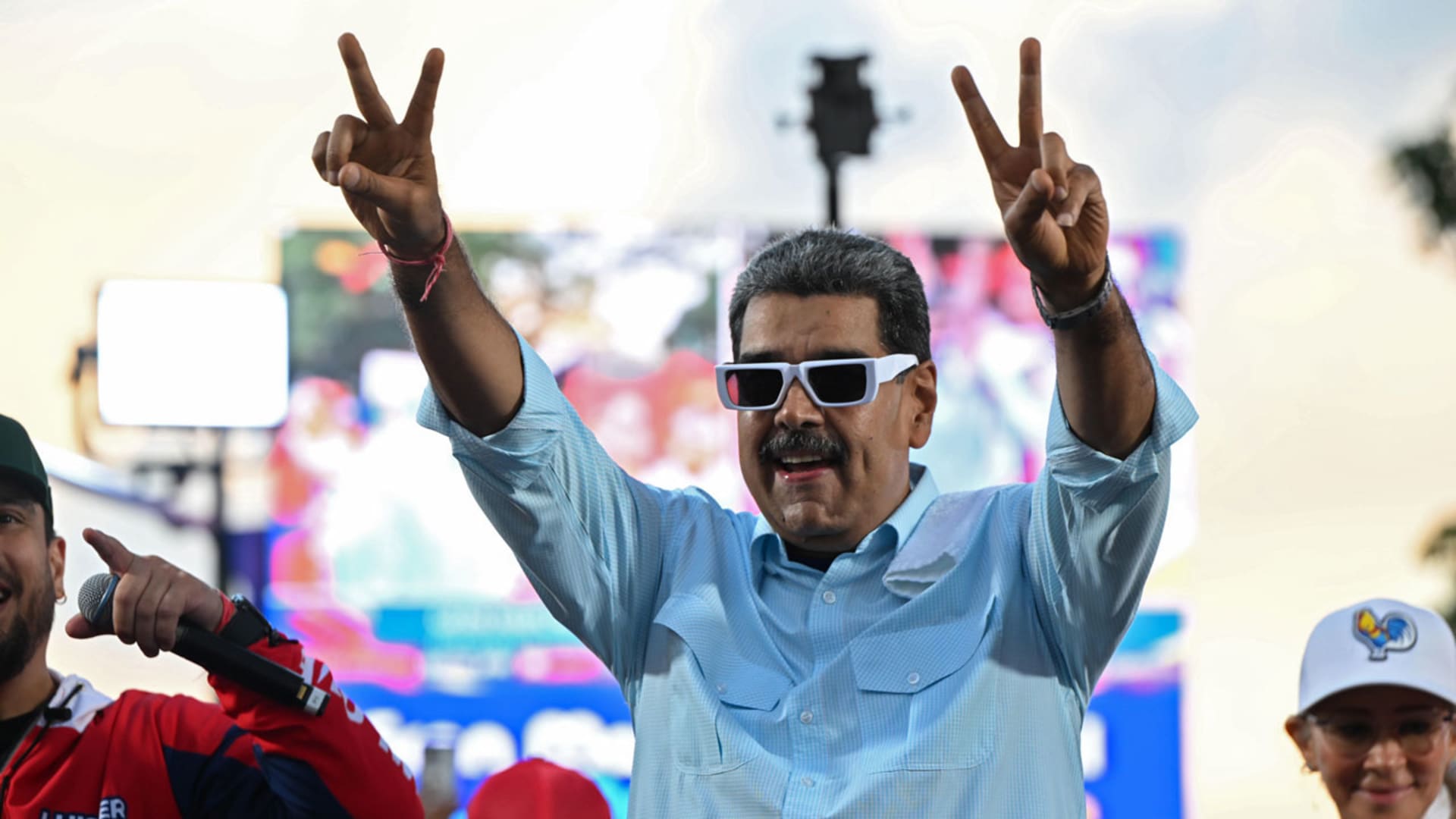 ترامب "يؤدي عرضًا سحريًا ويكشف الستار عن مادورو أمام بوتين وزعماء".. سيناتور أمريكي ينشر فيديو بالذكاء الاصطناعي