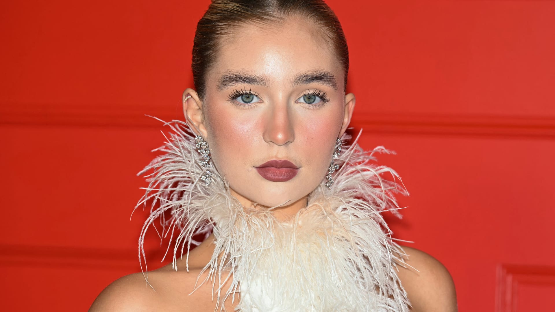 الموضوع ليس بسيطًا.. هذا ما يفعله المكياج بنفسيّة المرأة