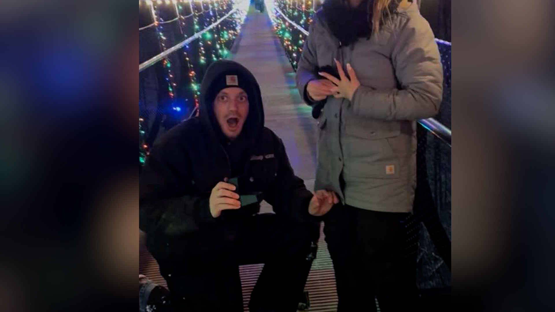 رجل يسقط خاتم خطوبته أثناء طلب الزواج.. شاهد ماذا حدث