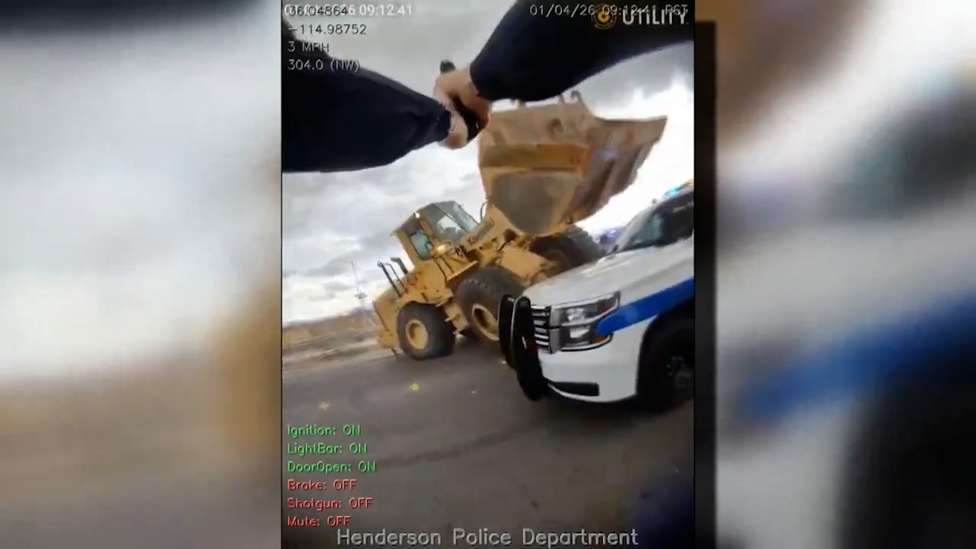 سرقة غريبة.. رجل يدخل إلى موقع بناء ويشغل جرافة بدون مفتاح قبل محاولة دهس شرطية