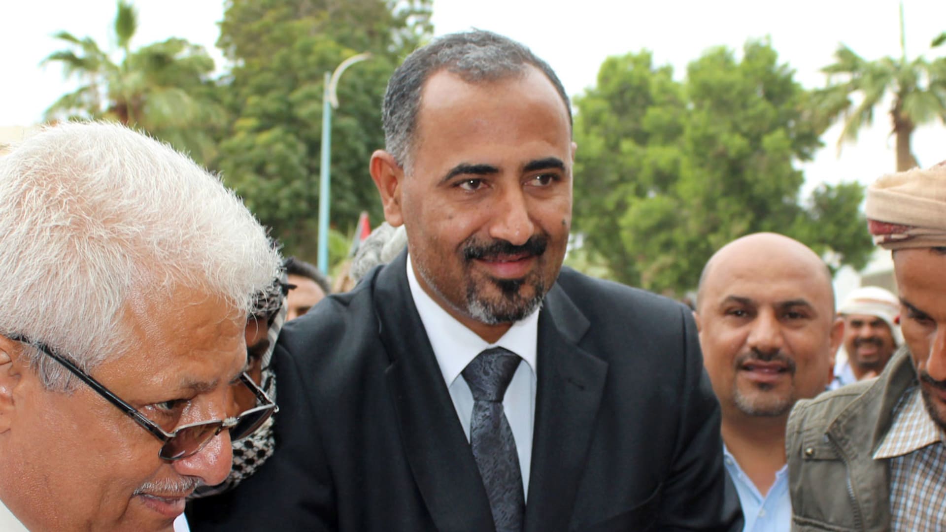 وسط تقارير "هروب" عيدروس الزبيدي.. تحركات لقوات مدعومة من السعودية في اليمن