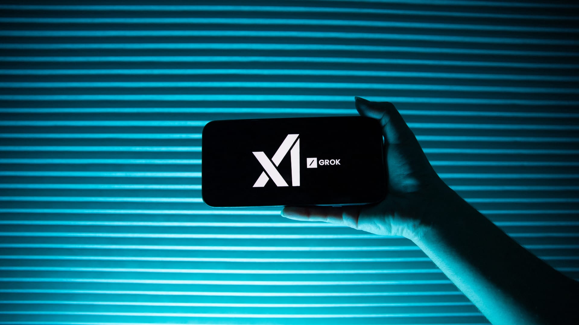 بعد إظهاره مستخدمين بملابس غير لائقة.. عاصفة انتقادات تضرب برنامج ماسك "غروك"