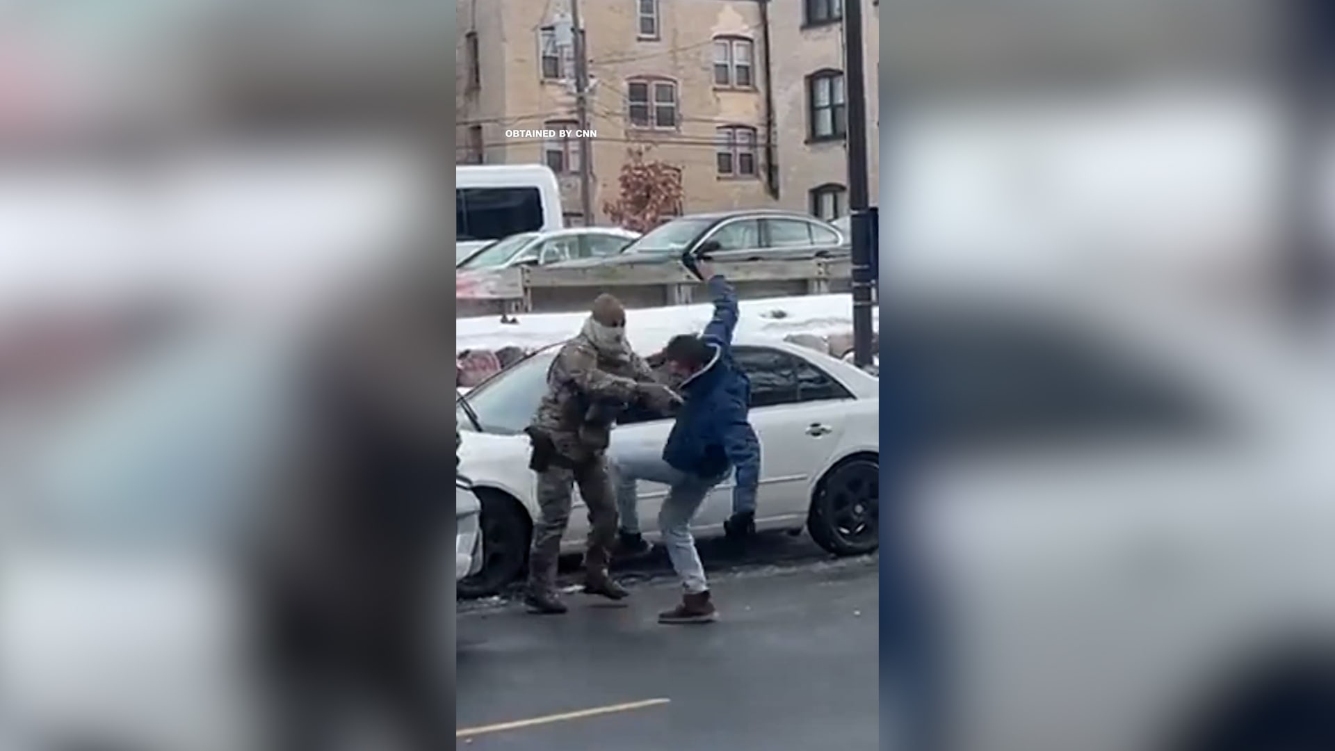 ضابط بإدارة الهجرة يطيح برجل أرضًا أمام الكاميرا في أمريكا.. فيديو حصلت عليه CNN يظهر اللحظة