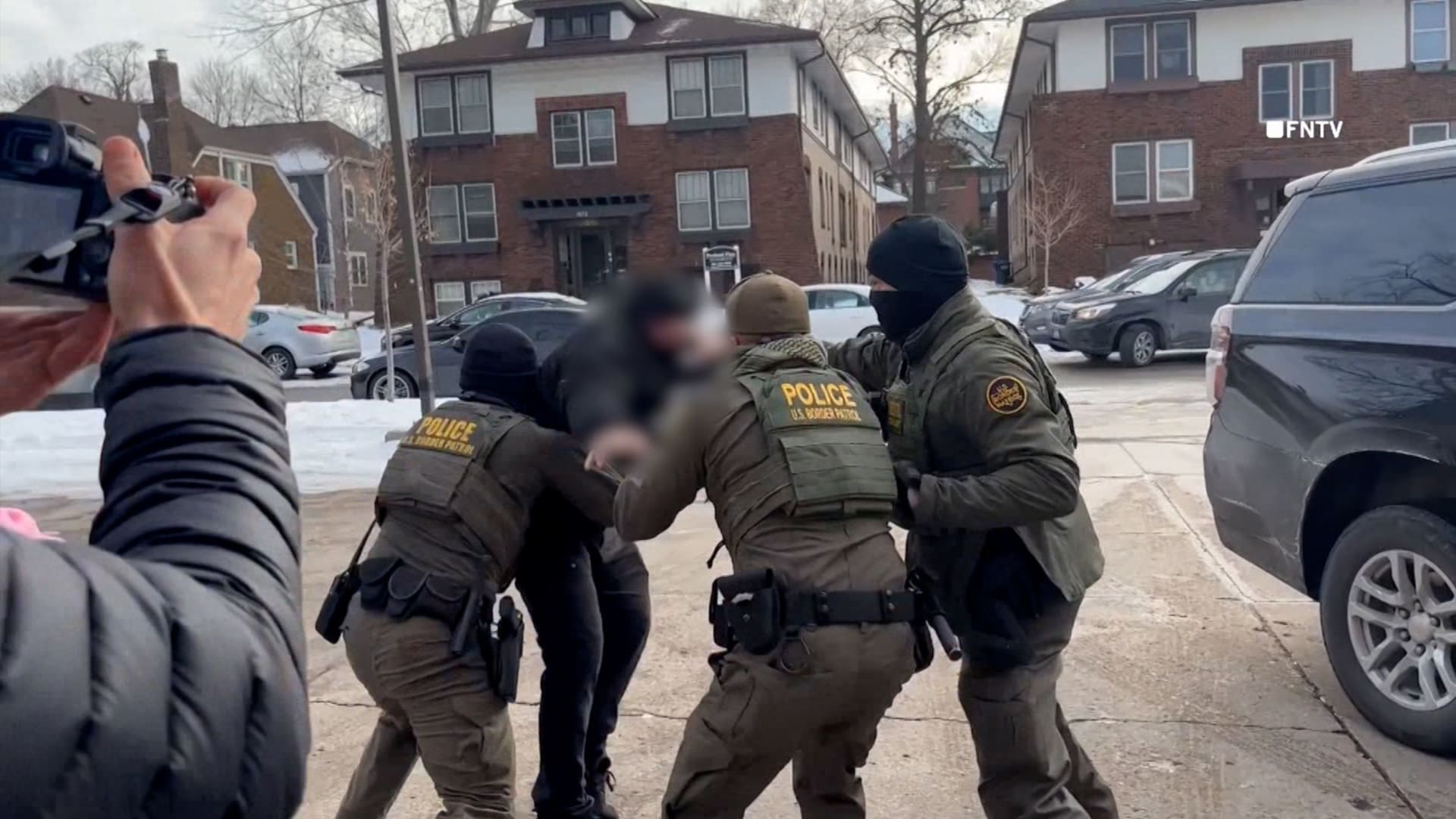 عناصر دوريات الحدود يعتدون على متظاهر مناهض لإدارة الهجرة والجمارك الأمريكية