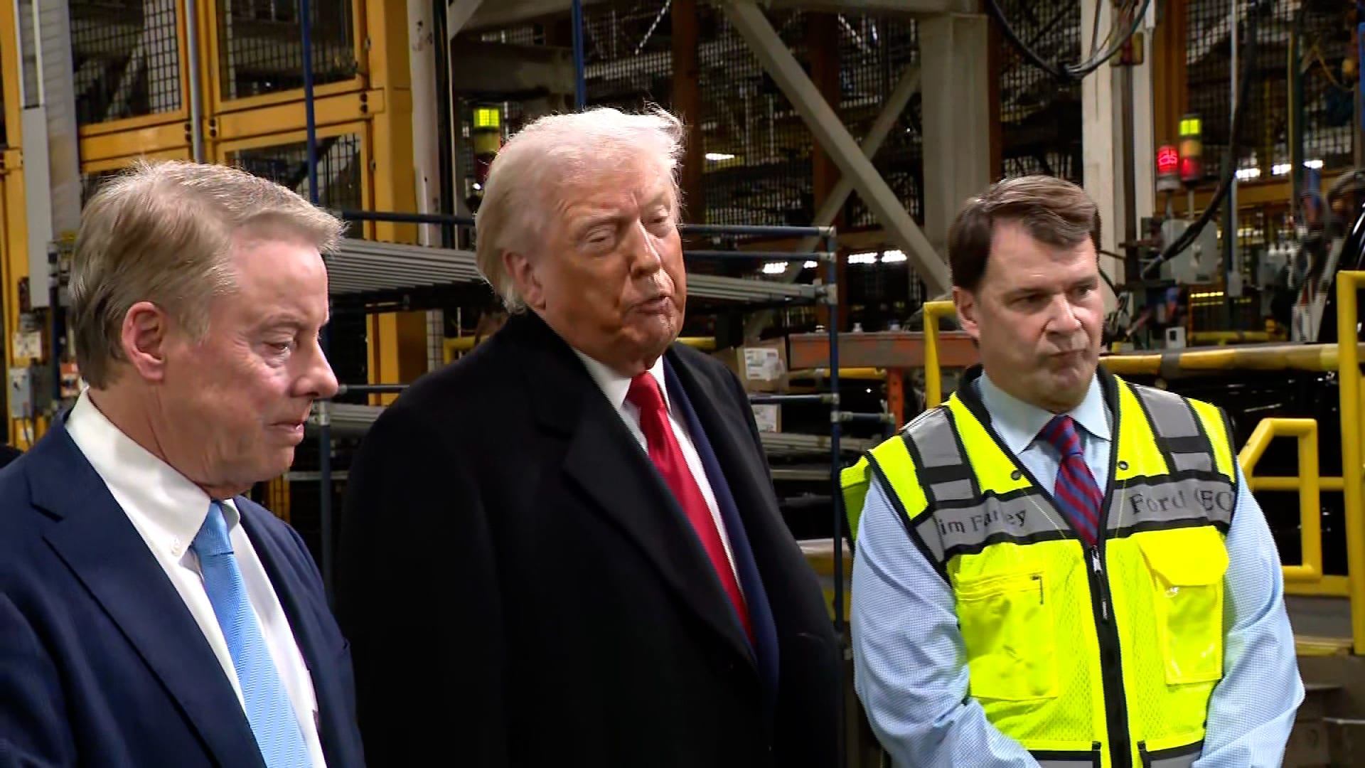 ترامب يقوم بـ"إشارة بذيئة" لشخص خلال جولة بمصنع فورد.. كيف علق البيت الأبيض؟