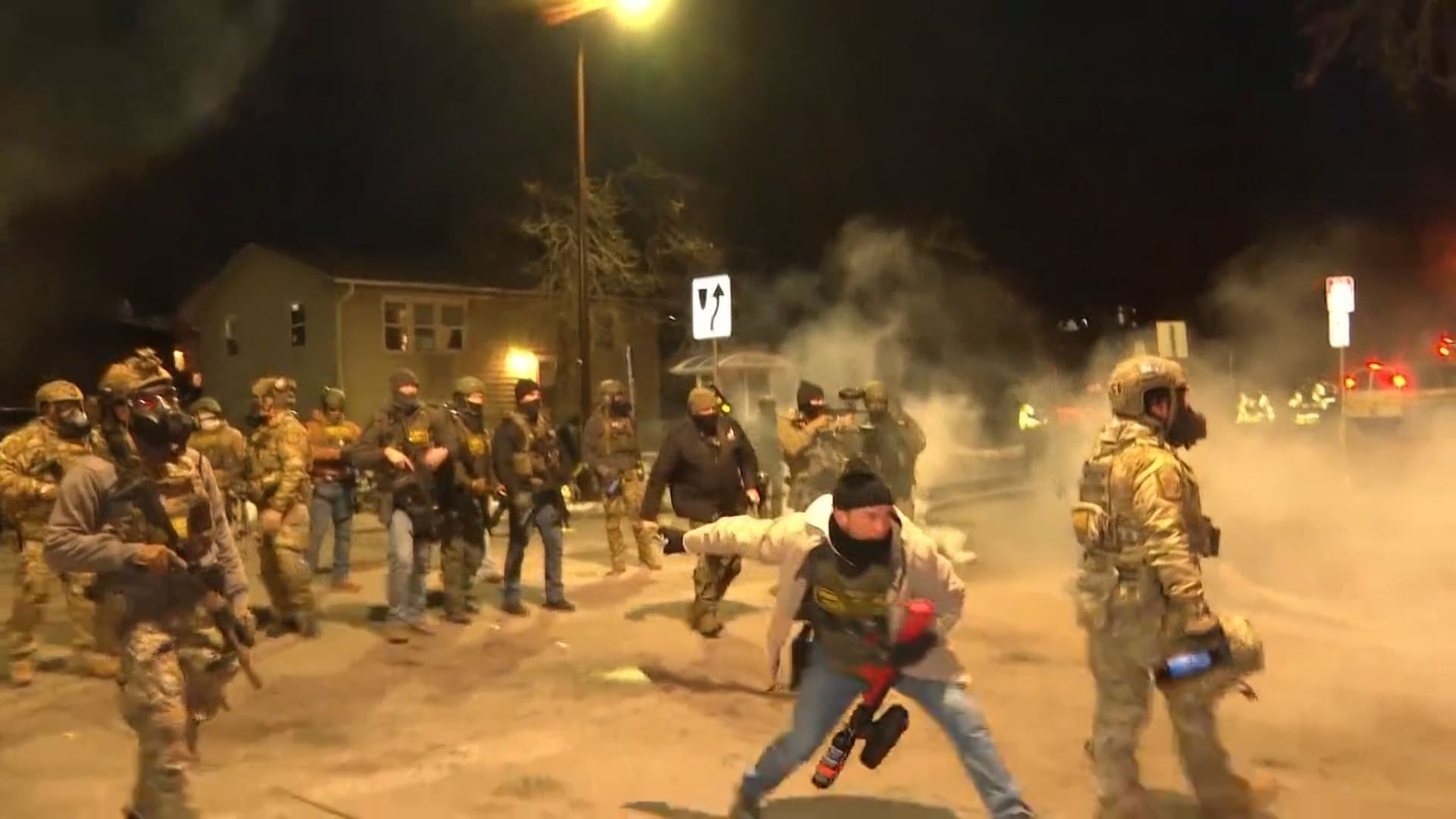 طاقم CNN يتعرض لقنابل صوتية وغاز مسيل للدموع وسط احتجاجات ضد إدارة الهجرة والجمارك بمينيابوليس