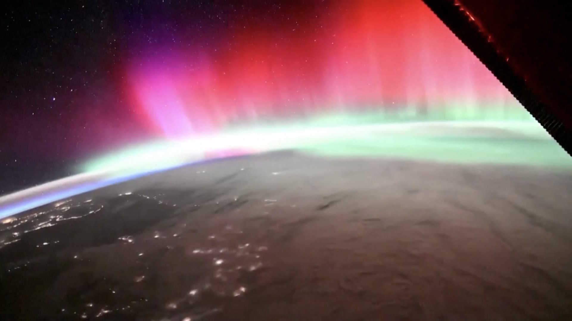 رائد فضاء يصوّر الشفق القطبي المذهل من الفضاء