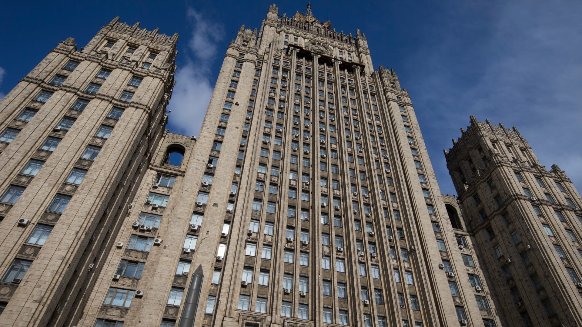 روسيا تعلن طرد دبلوماسي بريطاني بسبب مزاعم بالتجسس.. ولندن تعلق