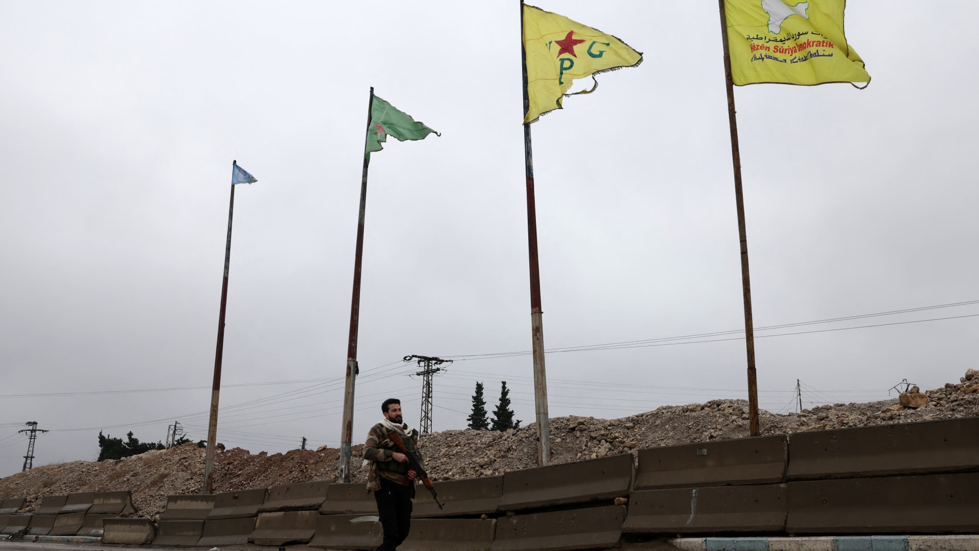 "اشتباكات بين سكان الرقة وقوات سوريا الديمقراطية".. ما حقيقة الفيديو؟