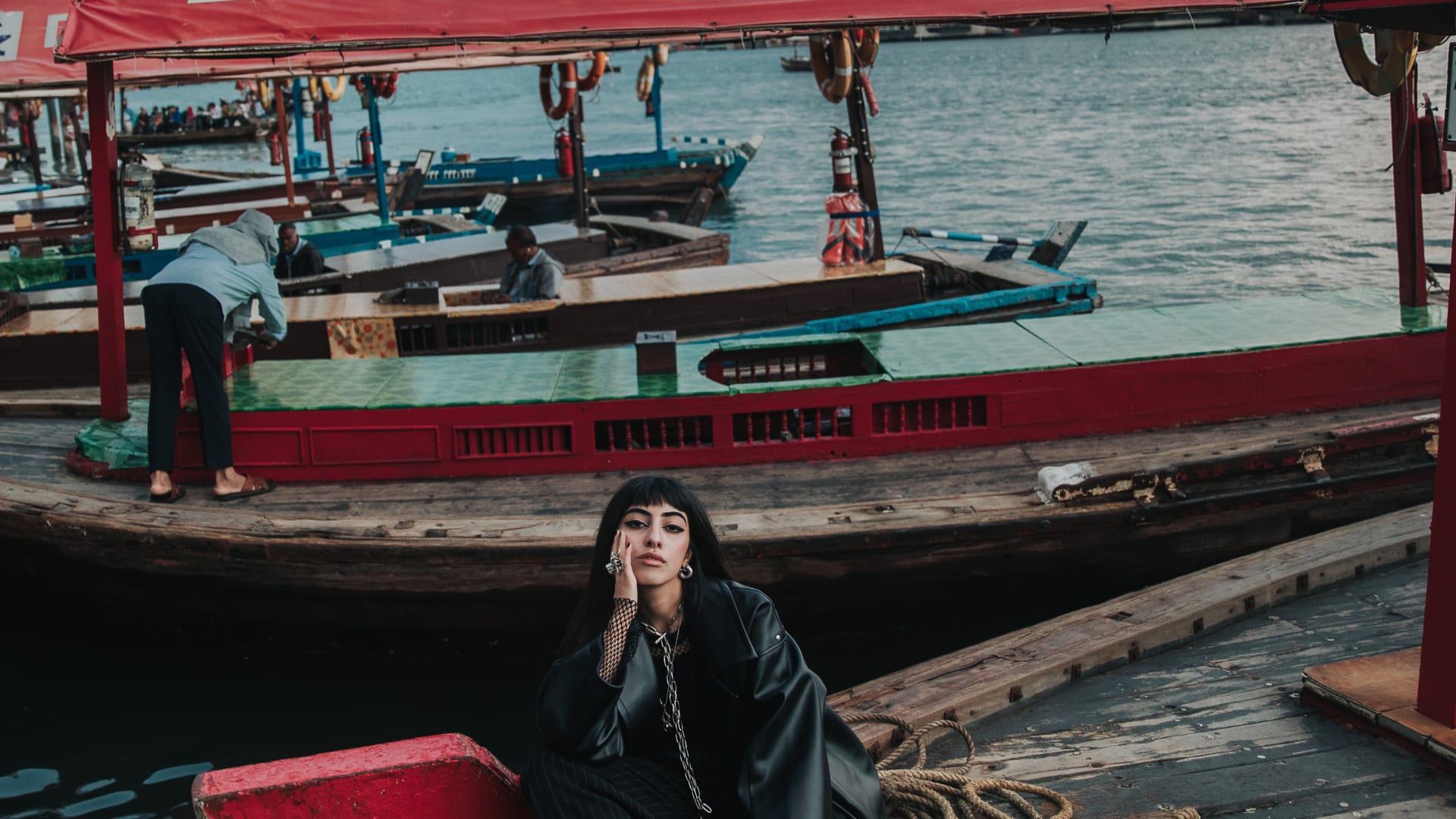 مصور يسلط الضوء على دبي القديمة في صور تجمع بين التراث والموضة