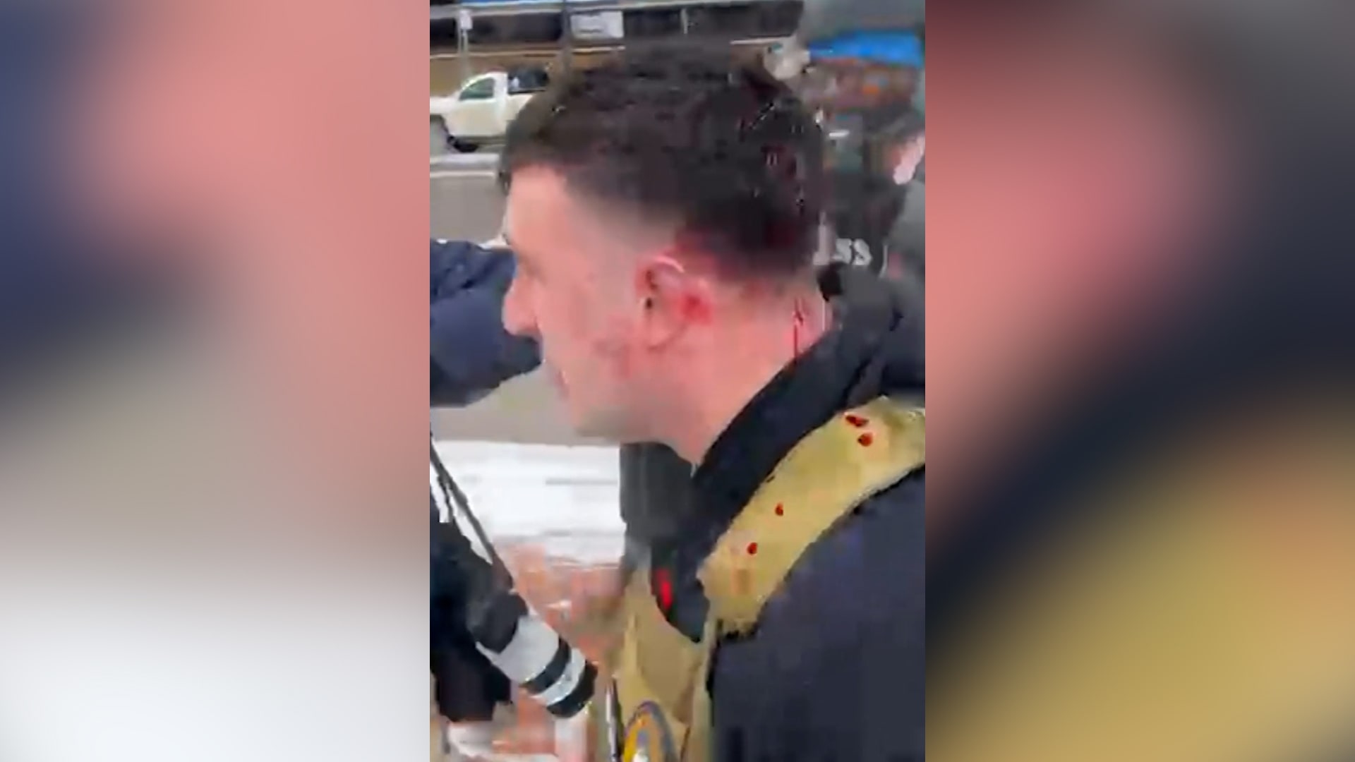 ناشط يميني مناهض للإسلام يُطرد مصابًا بجروح بعد نيته حرق نسخة من المصحف في مينيابوليس