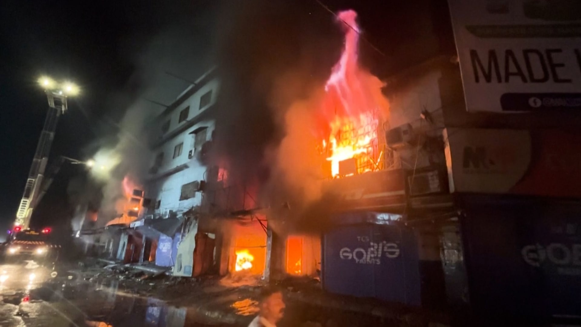 قتلى ومفقودين بالعشرات في حريق هائل بمركز تجاري جنوب باكستان