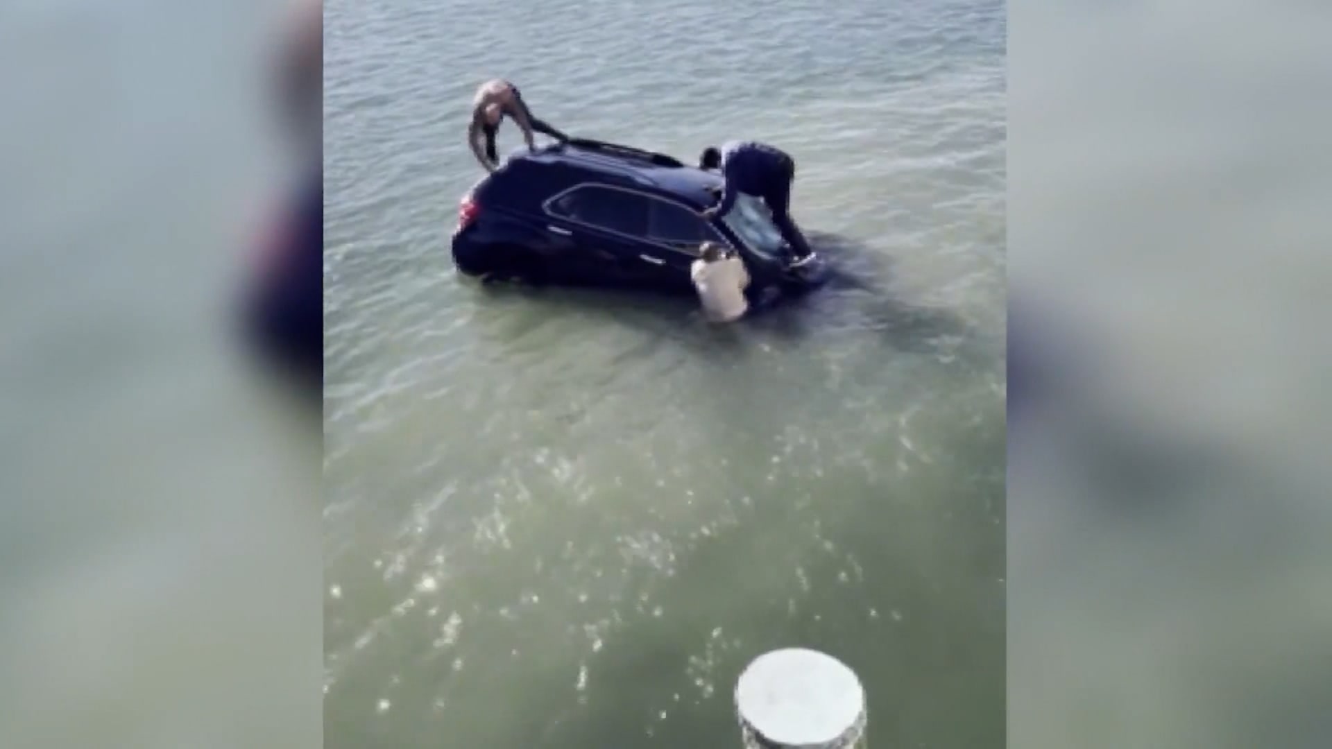 إنقاذ درامي لسيدة حاولت الانتحار غرقًا بمركبتها.. وجوع سبّاح إغاثة يضعه في المكان والوقت المناسبين