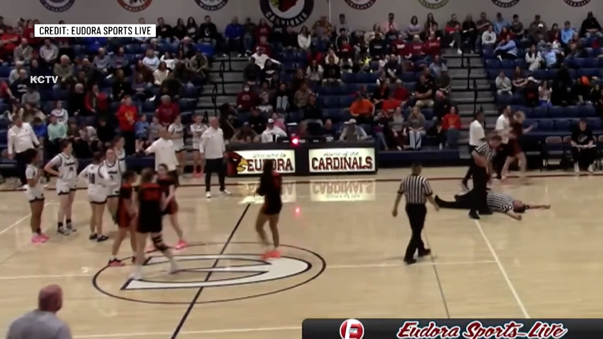 هل "كان يمثل؟".. جدل بعد سقوط حكم مباراة كرة سلة أرضًا بعد احتكاك طفيف مع لاعبة