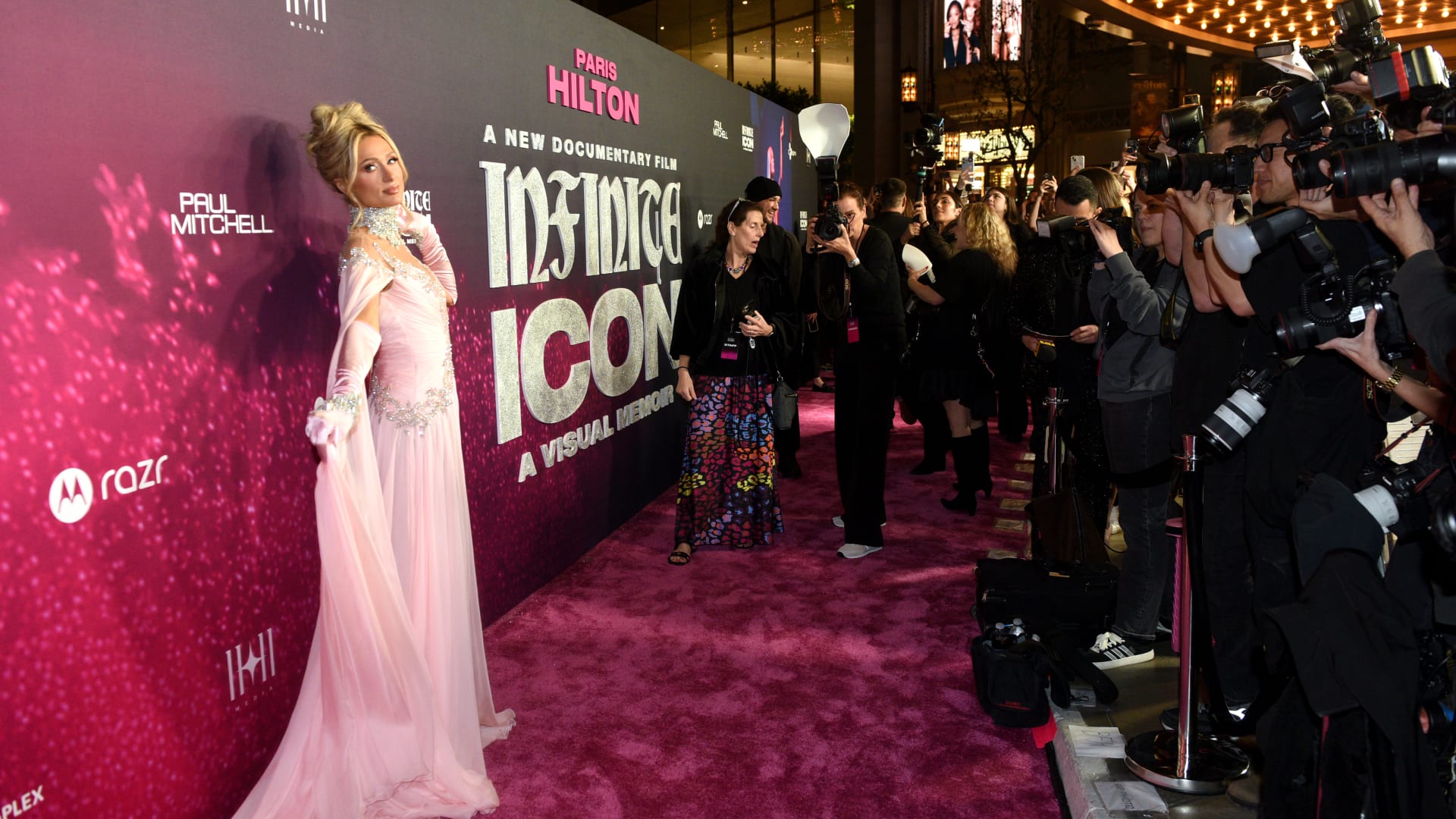 باريس هيلتون تتألق بتصميم لبناني في العرض الأول لفيلمها الوثائقي بلوس أنجلوس