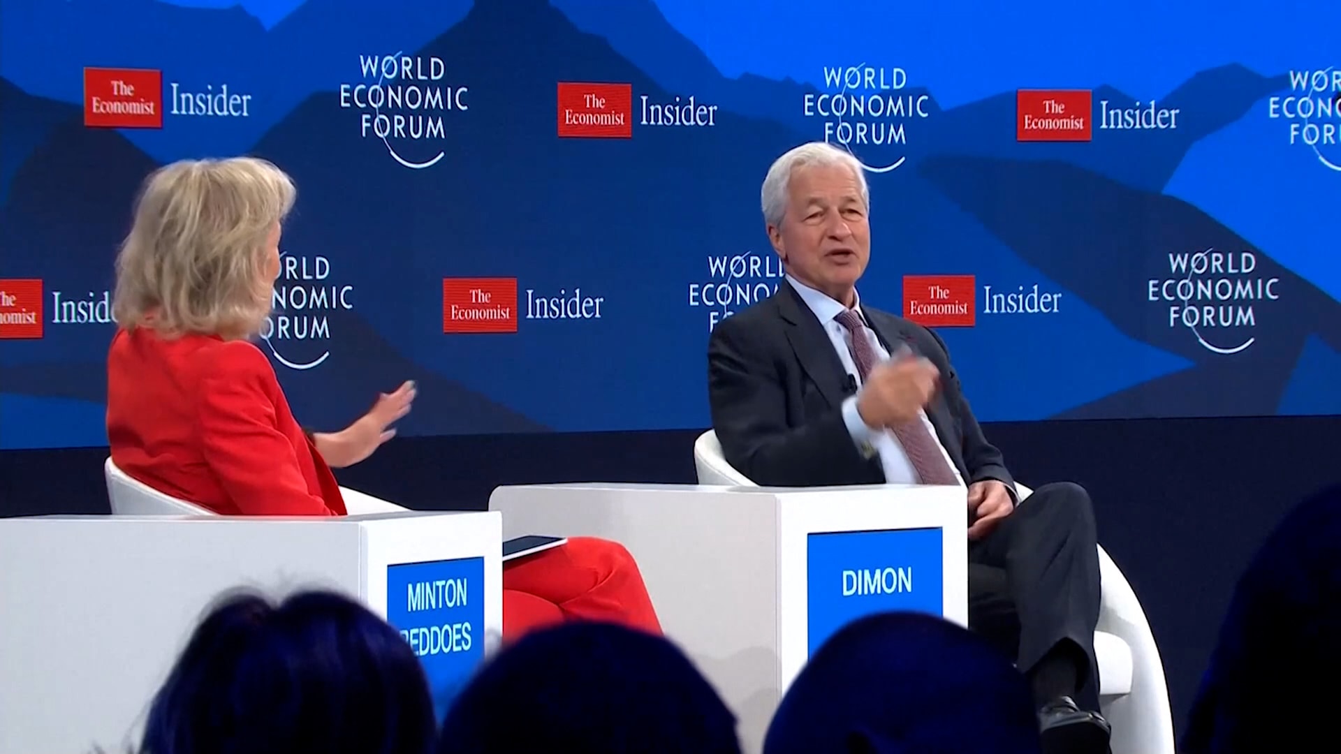 "ماذا بحق الجحيم تريدينني أن أقول أكثر؟".. نقاش حاد بدافوس بين محاورة ورئيس تنفيذي بسبب سؤال عن ترامب