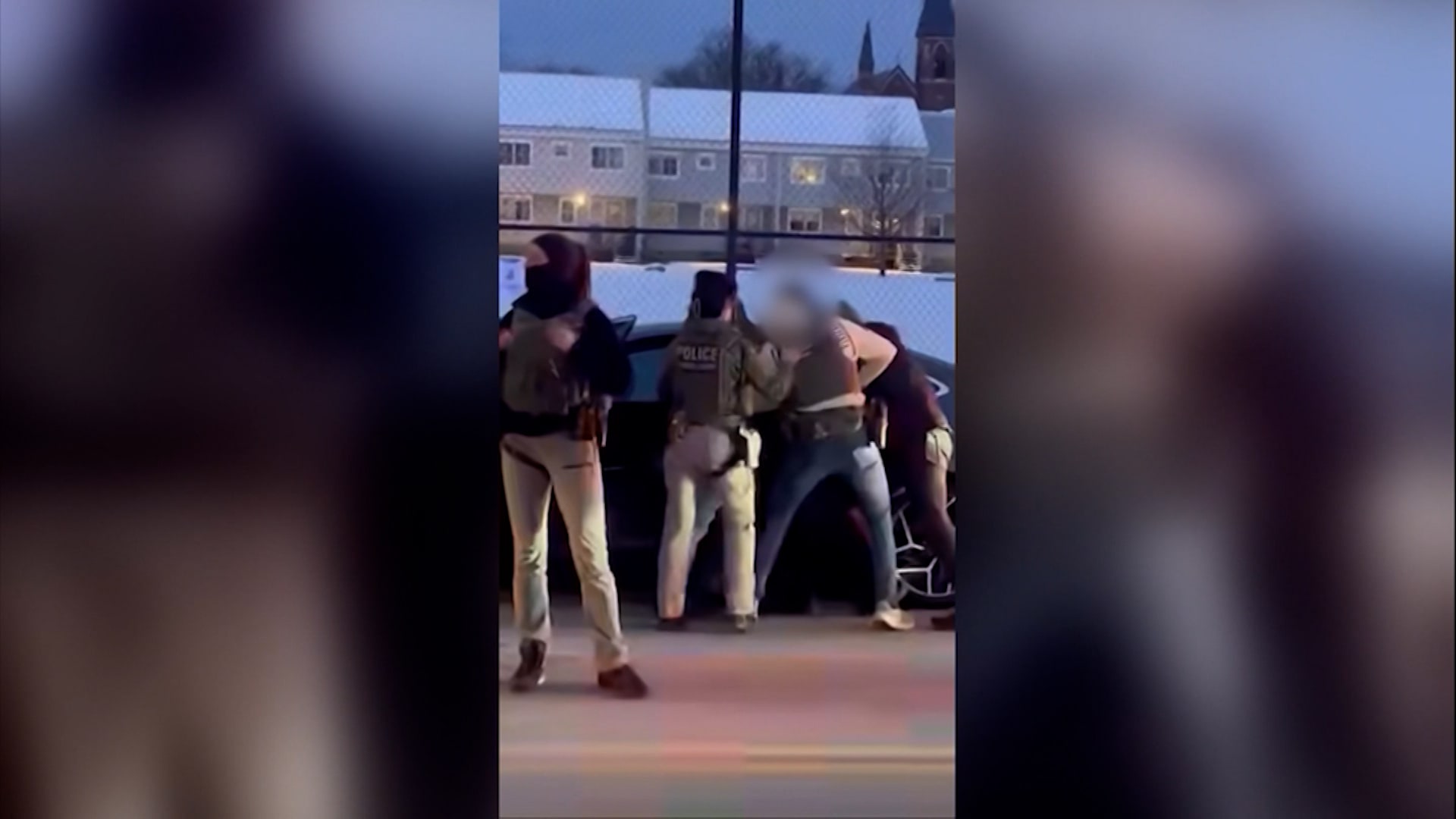 فيديو يظهر عملاء فيدراليين يحتجزون ضابطًا متدربًا في إدارة السجون بأمريكا… والشرطة تعلق