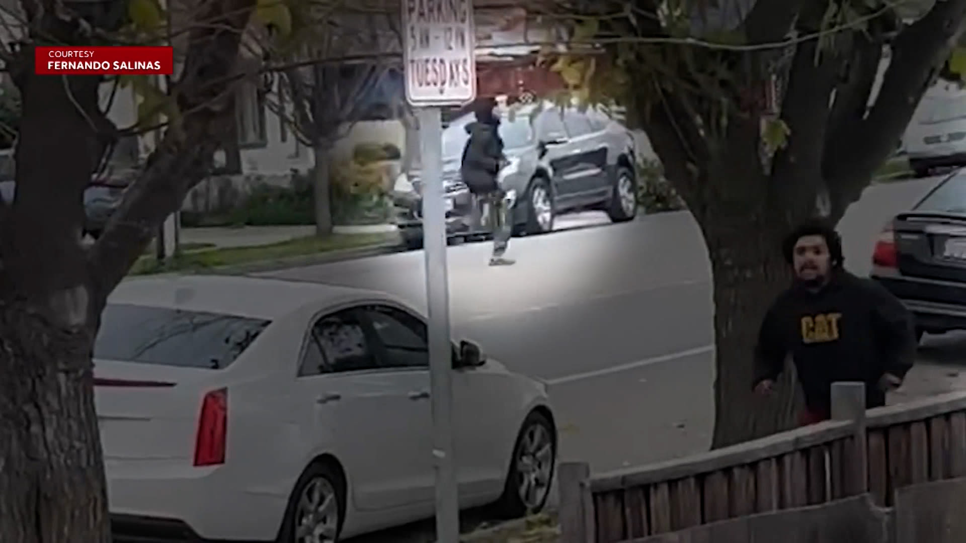 مطاردة على نمط لعبة GTA.. لص مسلّح يسرق السيارات واحدًة تلو الأخرى حتى لقي مصرعه في كاليفورنيا