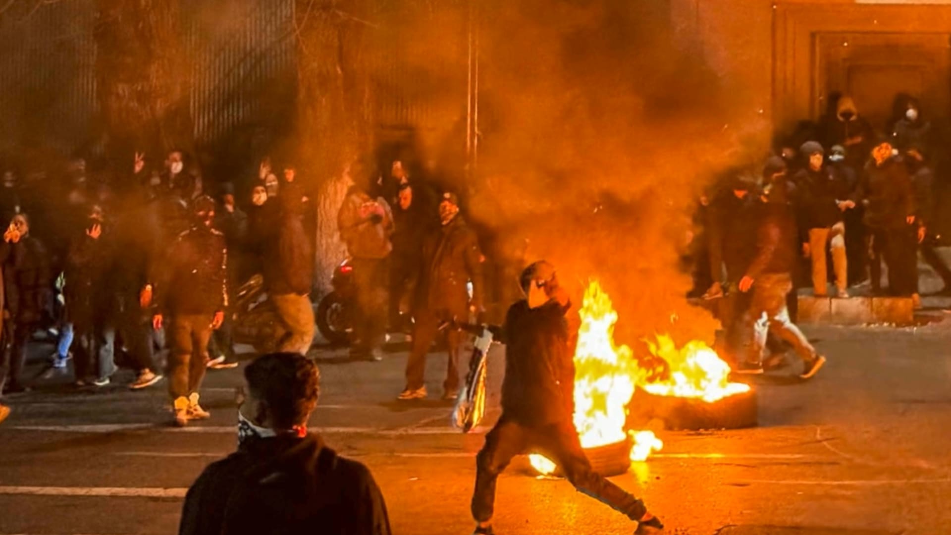 بعد تصريحه بعدم اضطراره للتدخل.. ترامب يغير من لهجته بشأن إيران