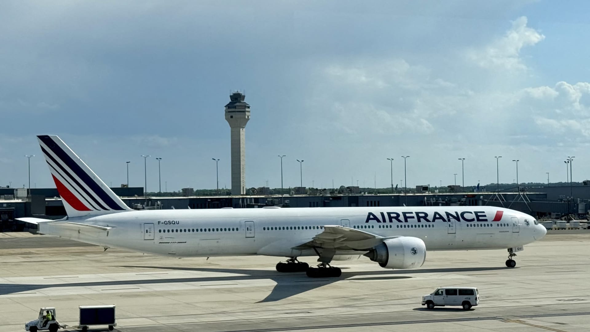 الخطوط الجوية الفرنسية تُعلّق رحلاتها إلى دبي بسبب "الوضع الراهن" في الشرق الأوسط