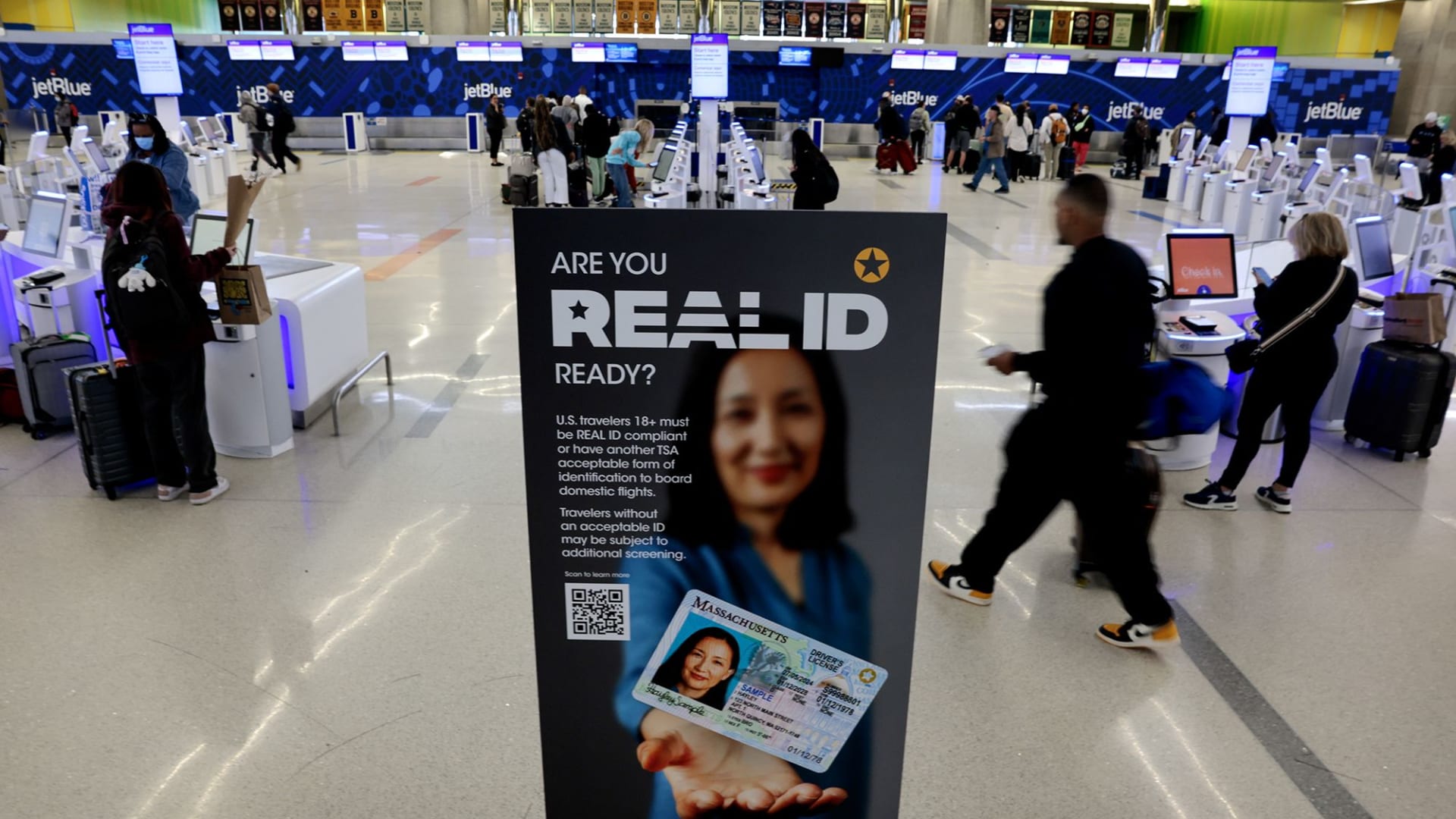 أمريكا تفرض رسومًا على المسافرين من دون بطاقة "هوية حقيقية"