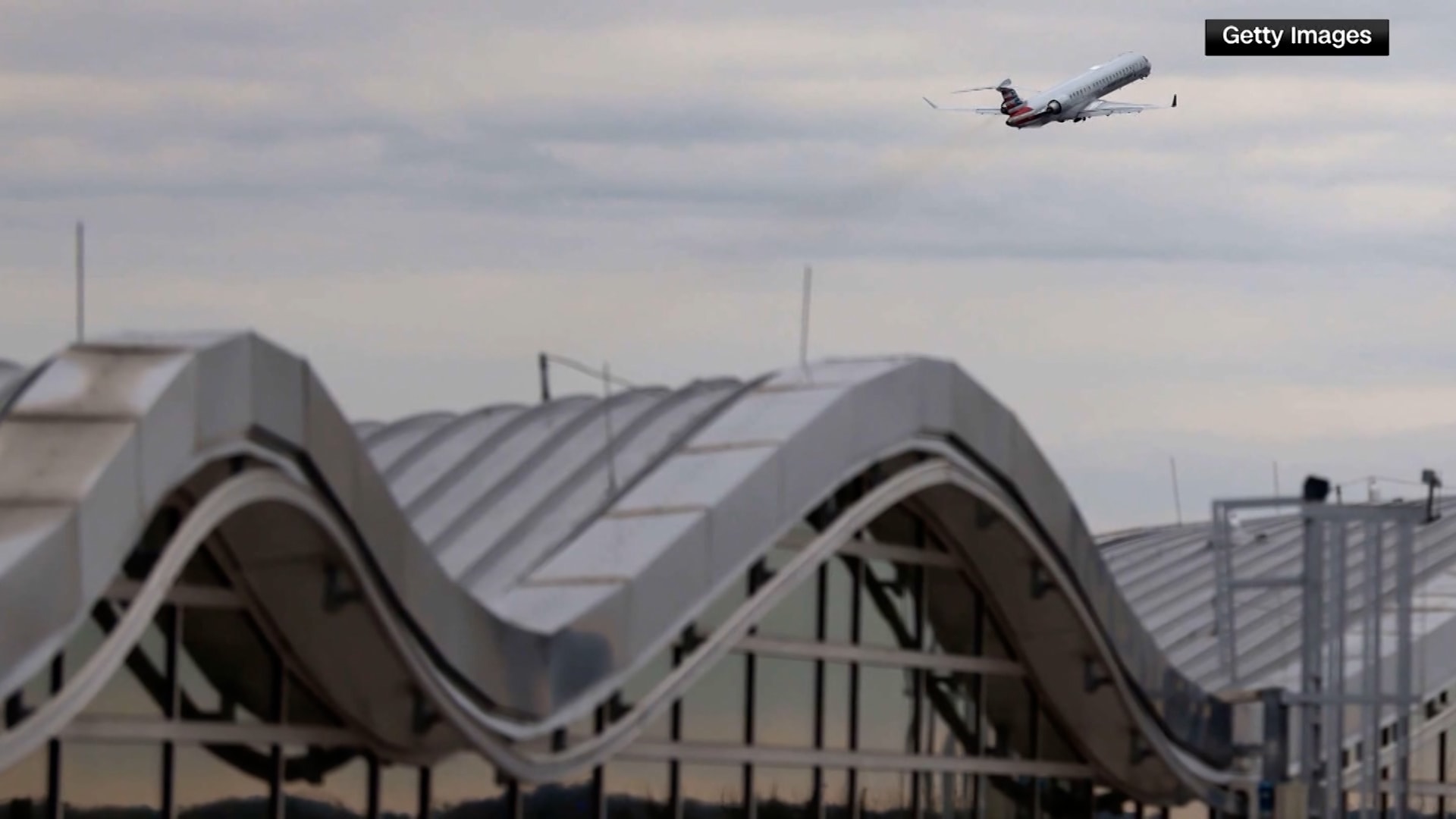 عاصفة شتوية غير مسبوقة تضرب أمريكا.. إلغاء آلاف الرحلات الجوية ومحاولة لإبعاد الطائرات عن مسارها