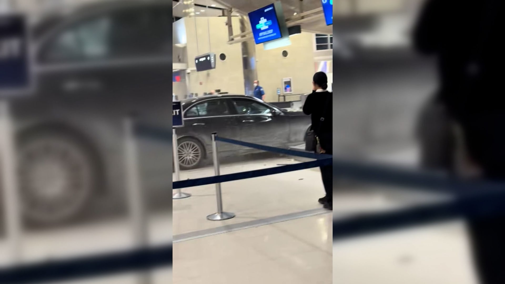 شاهد.. سيارة تصطدم بمكتب بيع التذاكر داخل مطار ديترويت بأمريكا